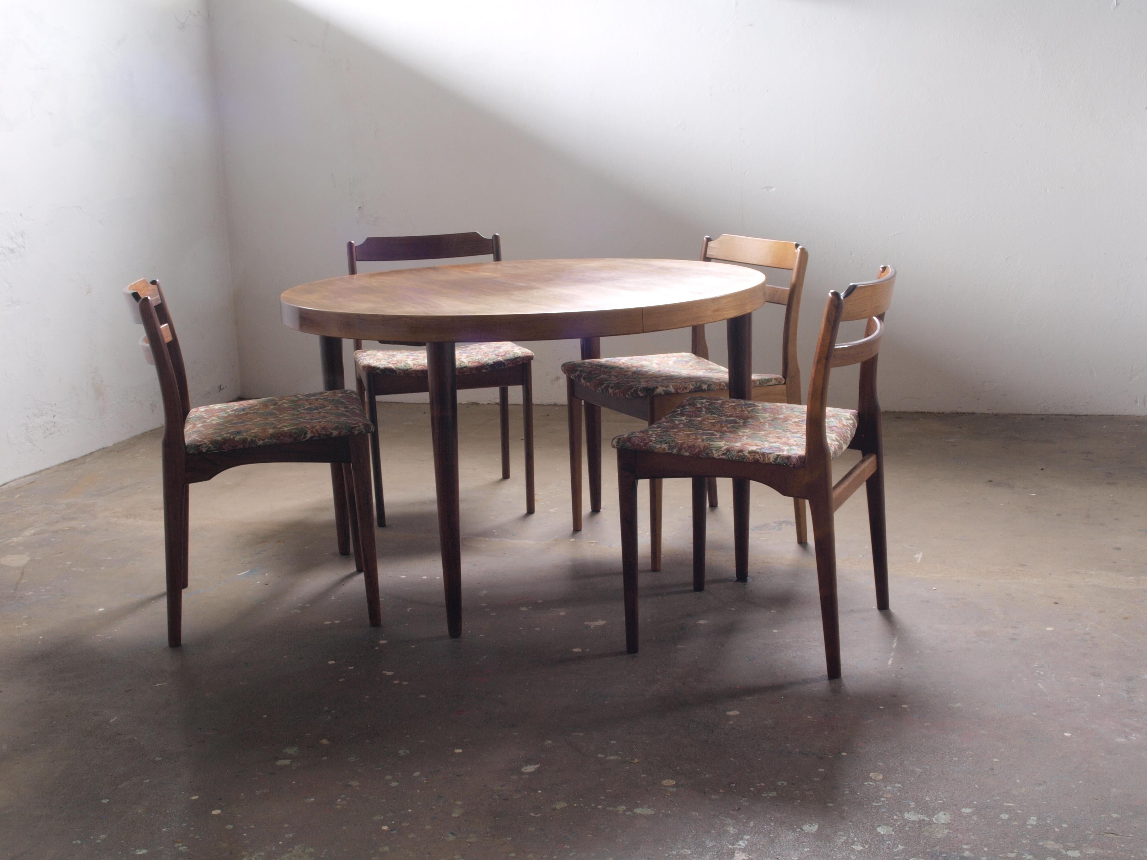 Well-crafted rosewood chairs from Thorsø Stole og Møbelfabrik, featuring beautiful floral upholstery. In excellent condition with no tears or odors. Sold as a set of 6, all from the same home and meticulously cared for by a single owner.

Each chair