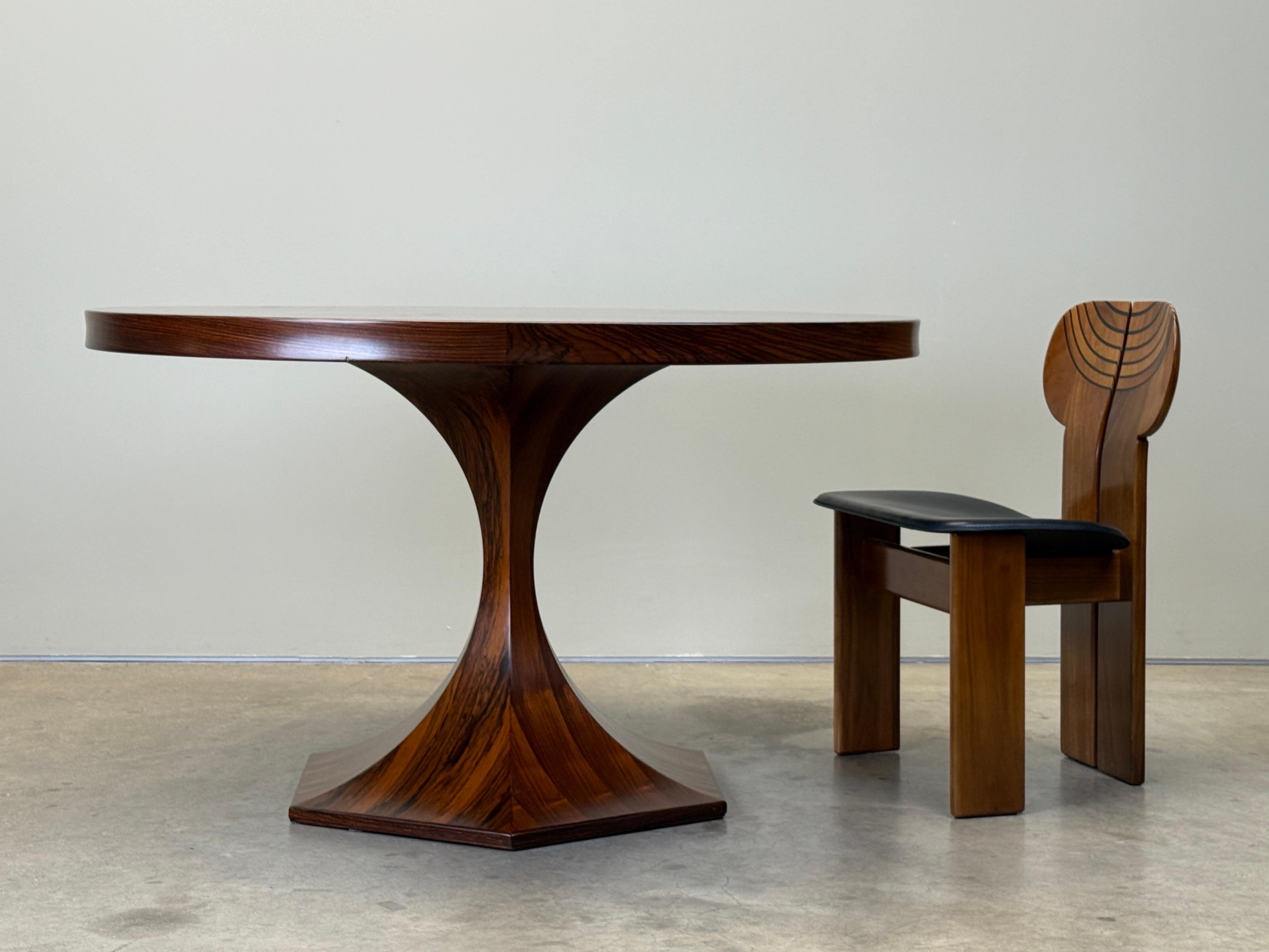 Ein schön gemaserter Palisander Esstisch / Center Table zugeschrieben Carlo de Carli. 