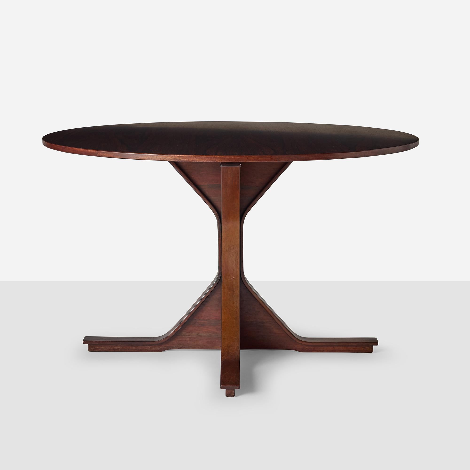 Moderne Table de salle à manger en bois de rose par Gianfranco Frattini en vente