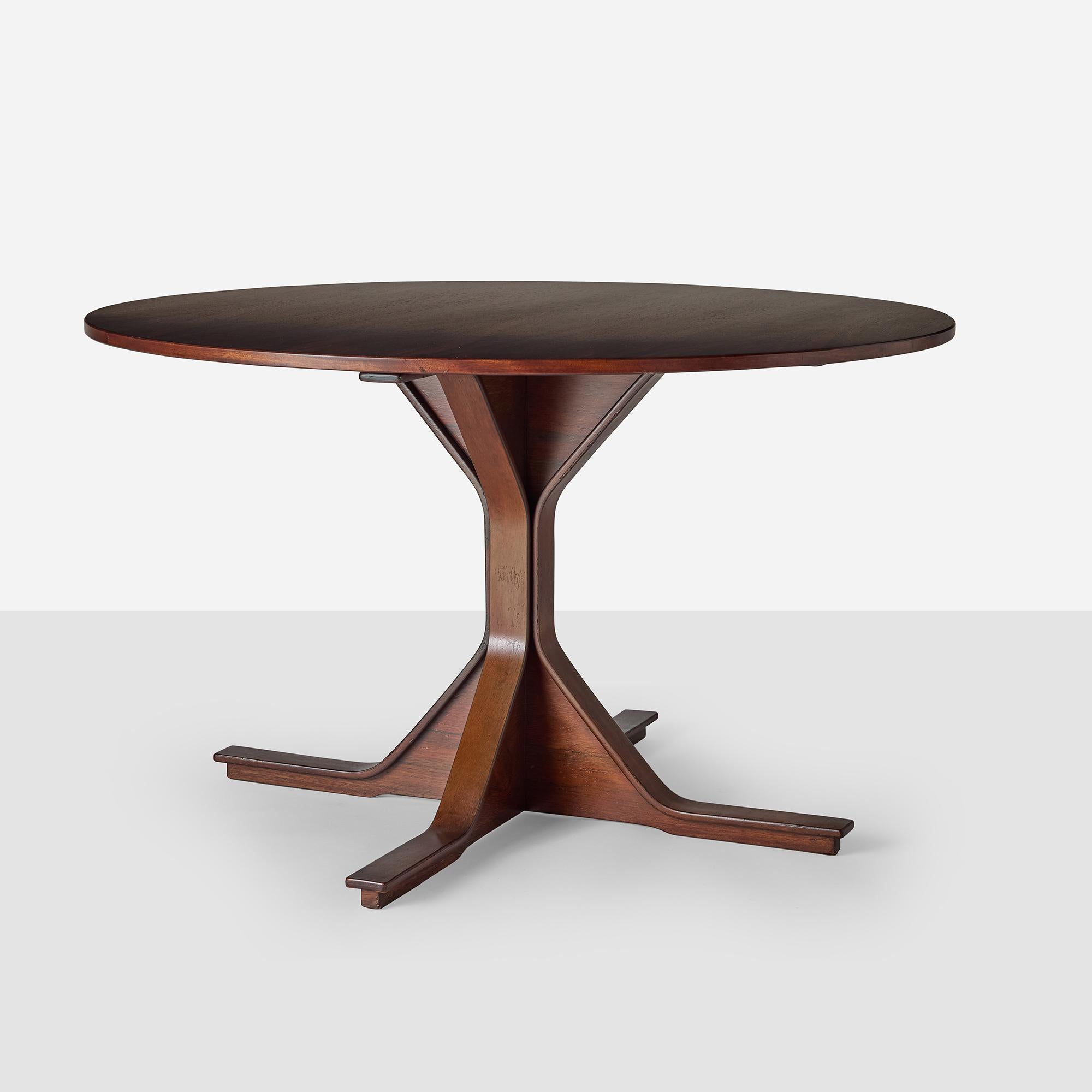 Table de salle à manger en bois de rose par Gianfranco Frattini Bon état - En vente à San Francisco, CA