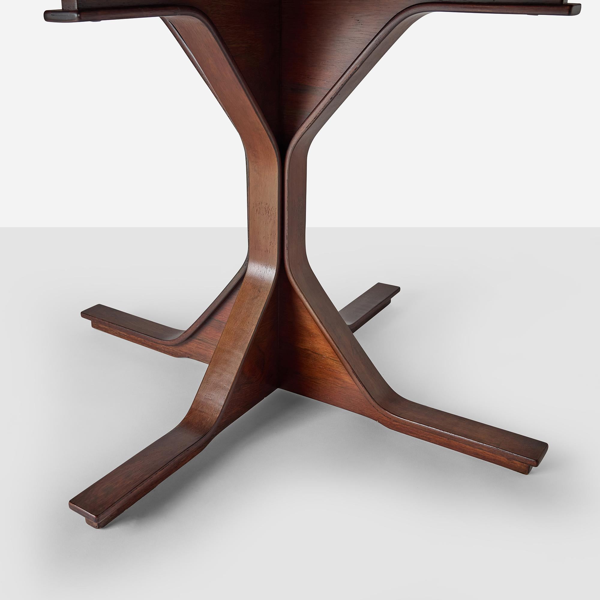 Table de salle à manger en bois de rose par Gianfranco Frattini en vente 1