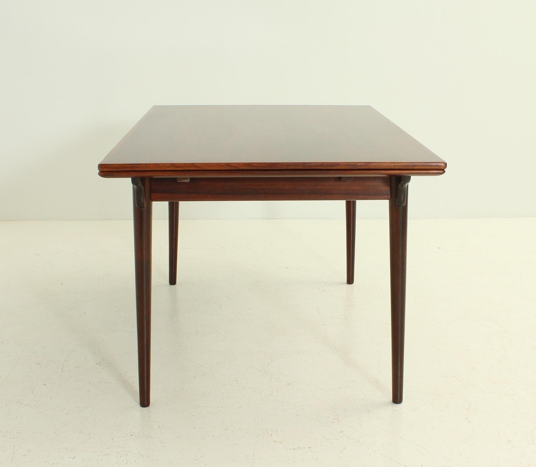 Dining Table by Gunni Omann for Omann Jun, Denmark In Good Condition For Sale In Barcelona, ES