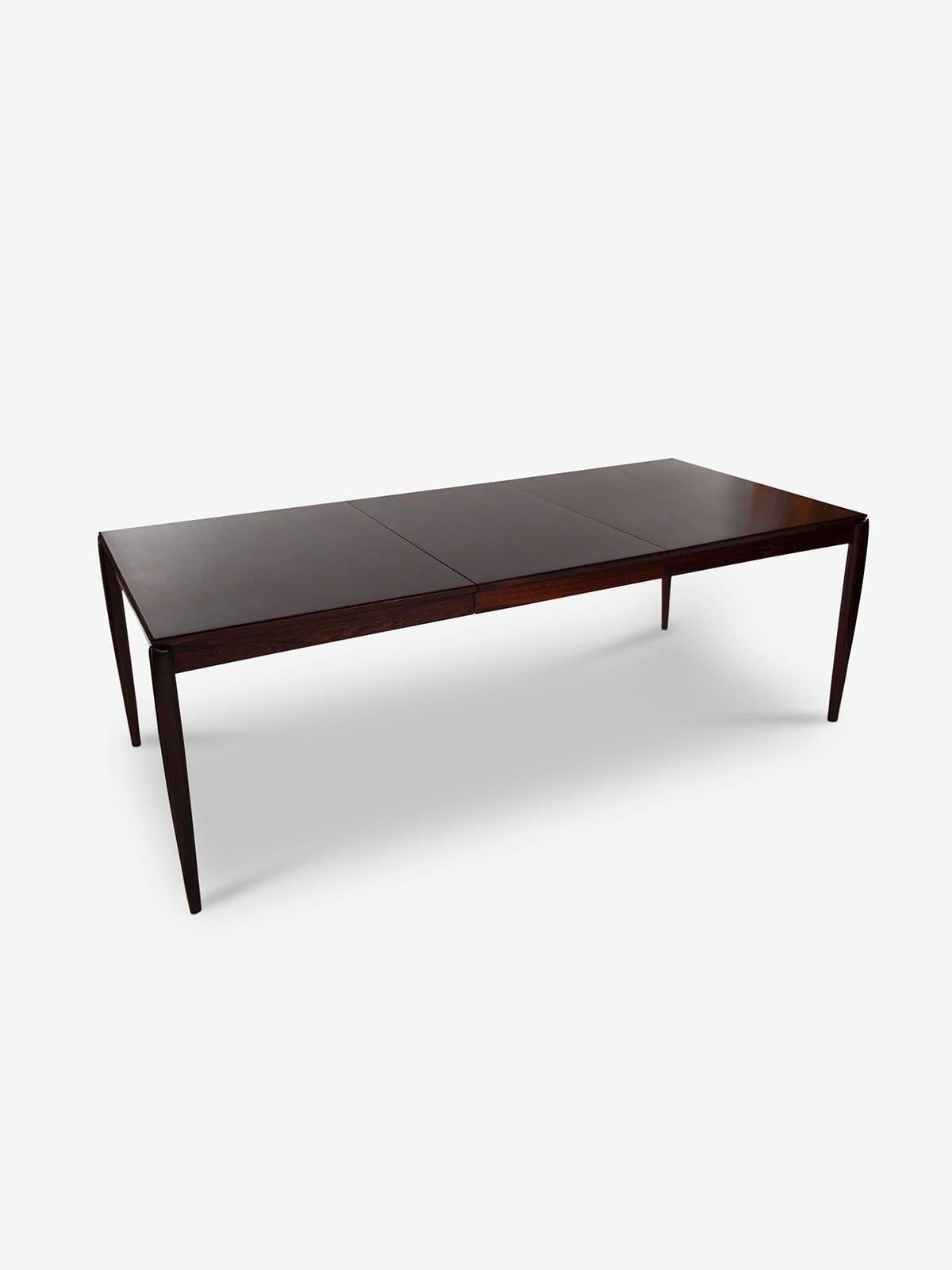 La table de salle à manger en bois de rose de H.W. Klein est un meuble intemporel, fabriqué dans un magnifique bois de rose et conçu par le célèbre designer H.W. Klein. La construction solide et l'esthétique classique rendent cette table parfaite