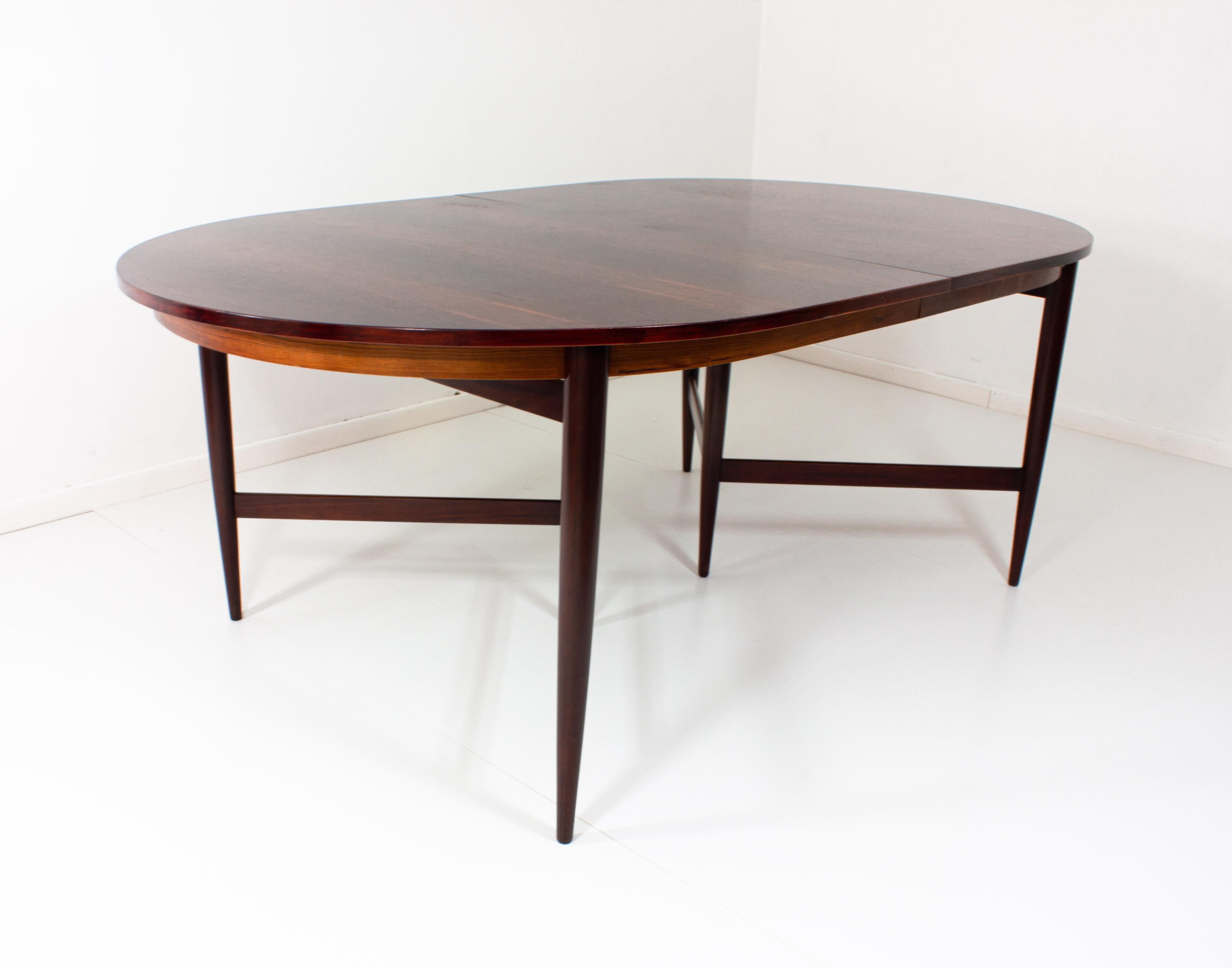 Wonderful oval dining table in rosewood with tripod legs. Apart from the organic shape of the tabletop, the tripod legs make for a very refined and distinguished look.