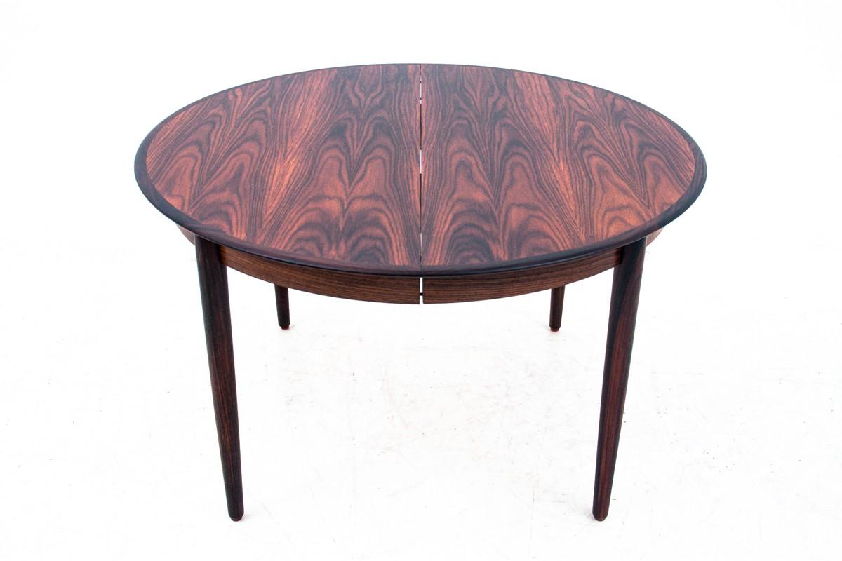 Table en bois de rose, design danois, années 1960

Très bon état, après une rénovation professionnelle.

Dimensions : Hauteur 72 cm, diamètre. 120 cm, longueur 120 - 270 cm.
   