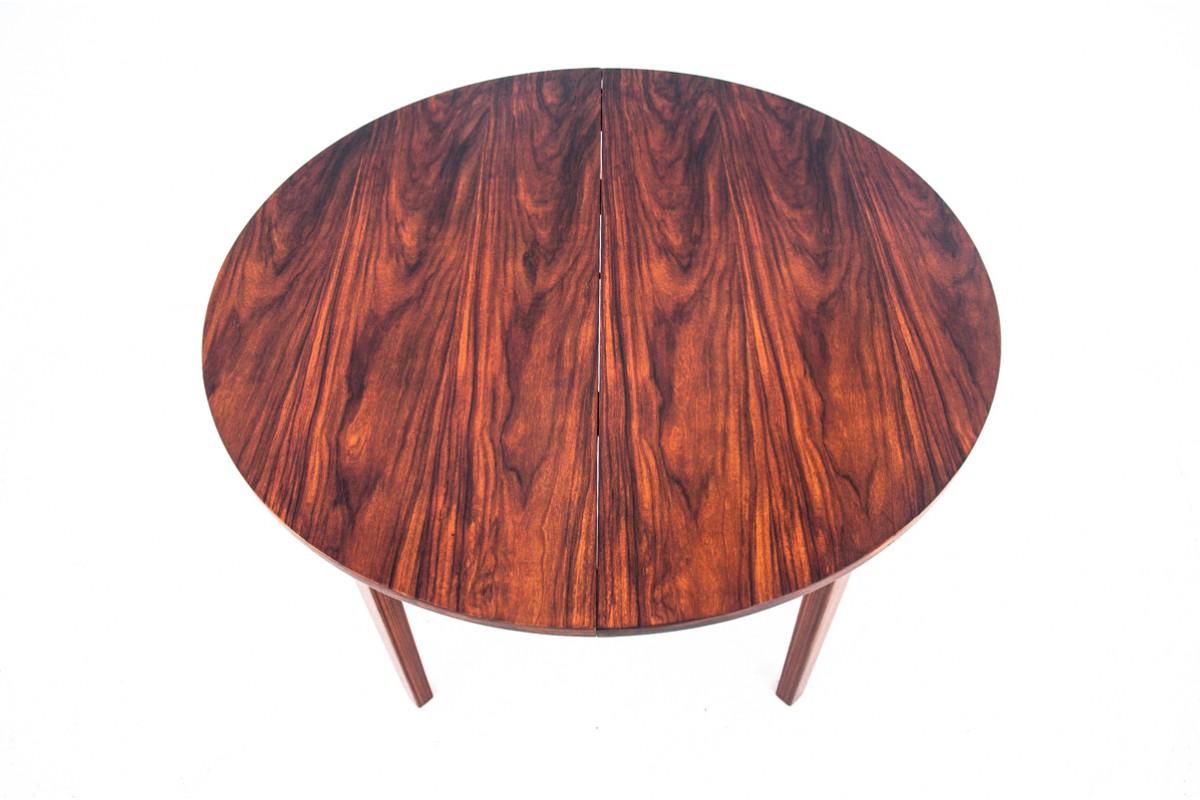 Rosewood veneered round dining table. Made in Denmark in the 1960s

The table comes complete with two additional inserts, each approx. 57 cm long.

Dimensions: height 73.5 cm diameter 120 cm

Width with one inset 177cm, width with two inserts