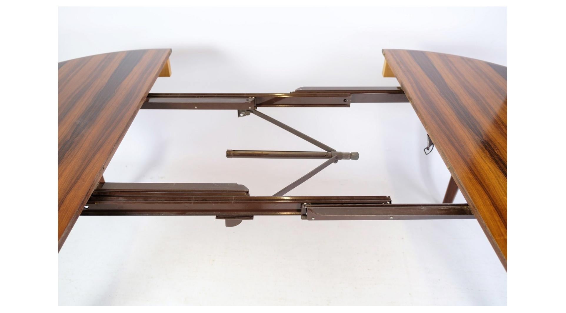 Danois Table de salle à manger en bois de rose conçue par Johannes Andersen à partir des années 1960 en vente