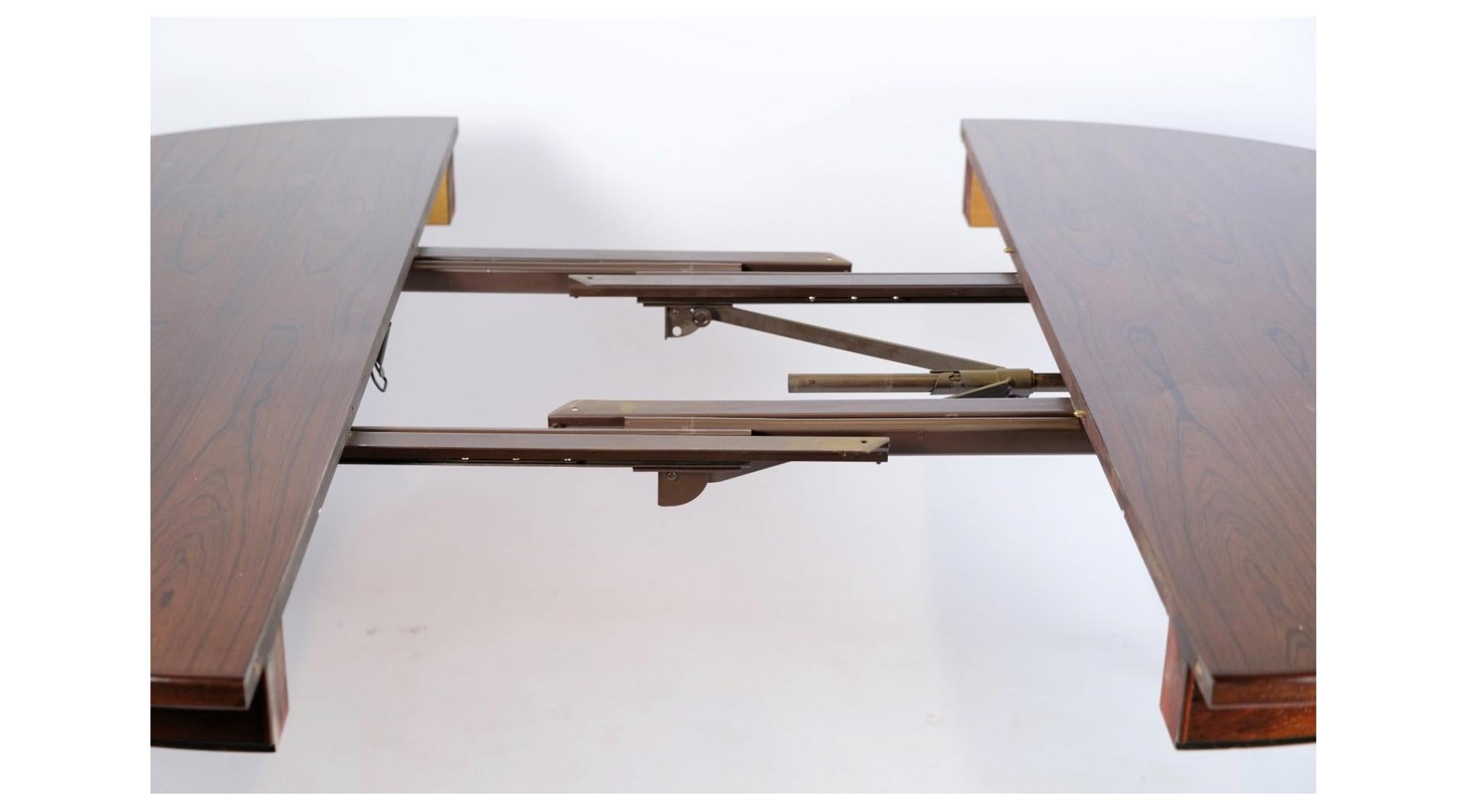Mid-Century Modern Table de salle à manger modèle n° 55 fabriquée en bois de rose conçue par Omann Jun A/S à partir des années 1960 en vente