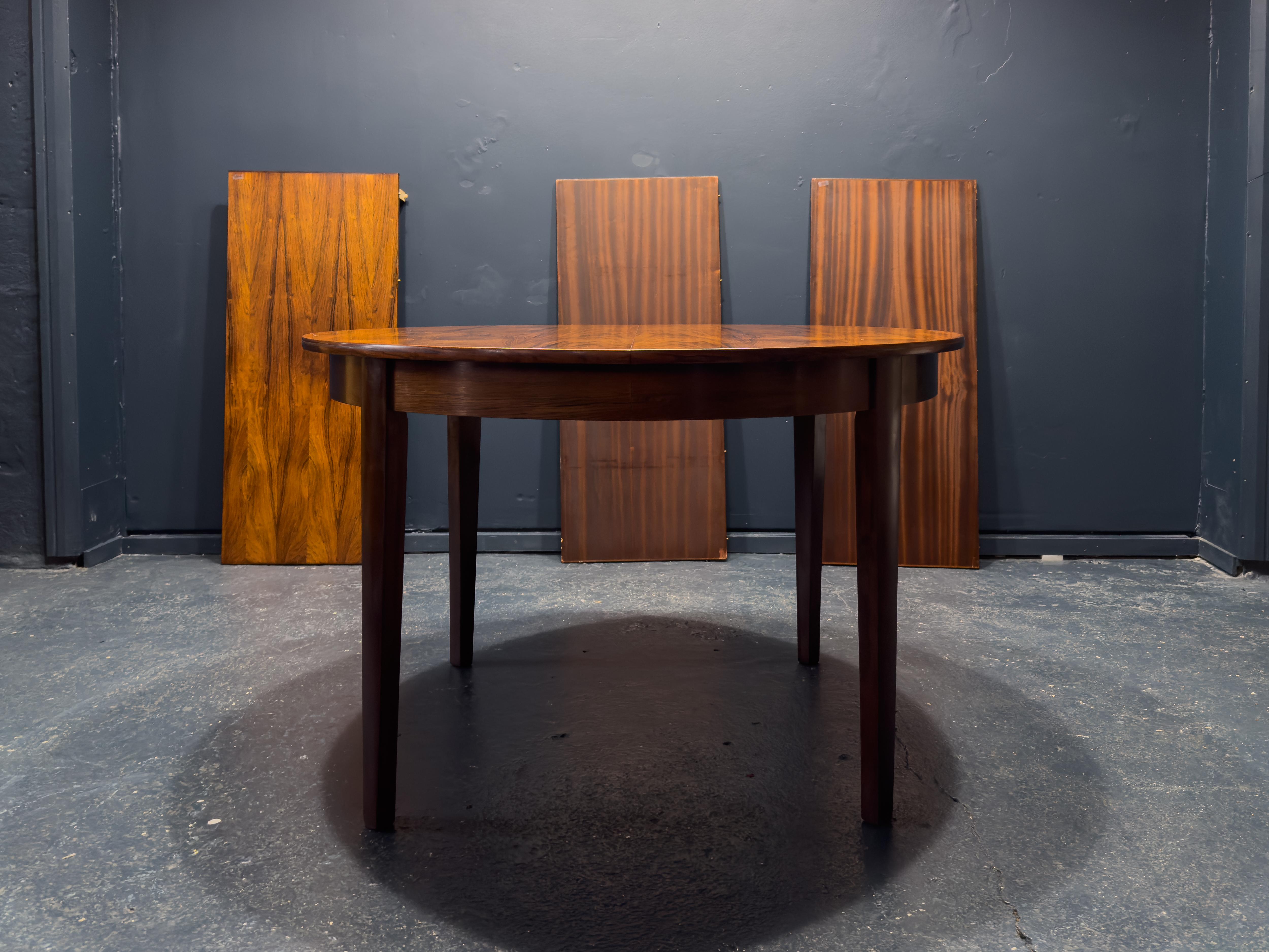 Round Dining Table In Good Condition In London, GB