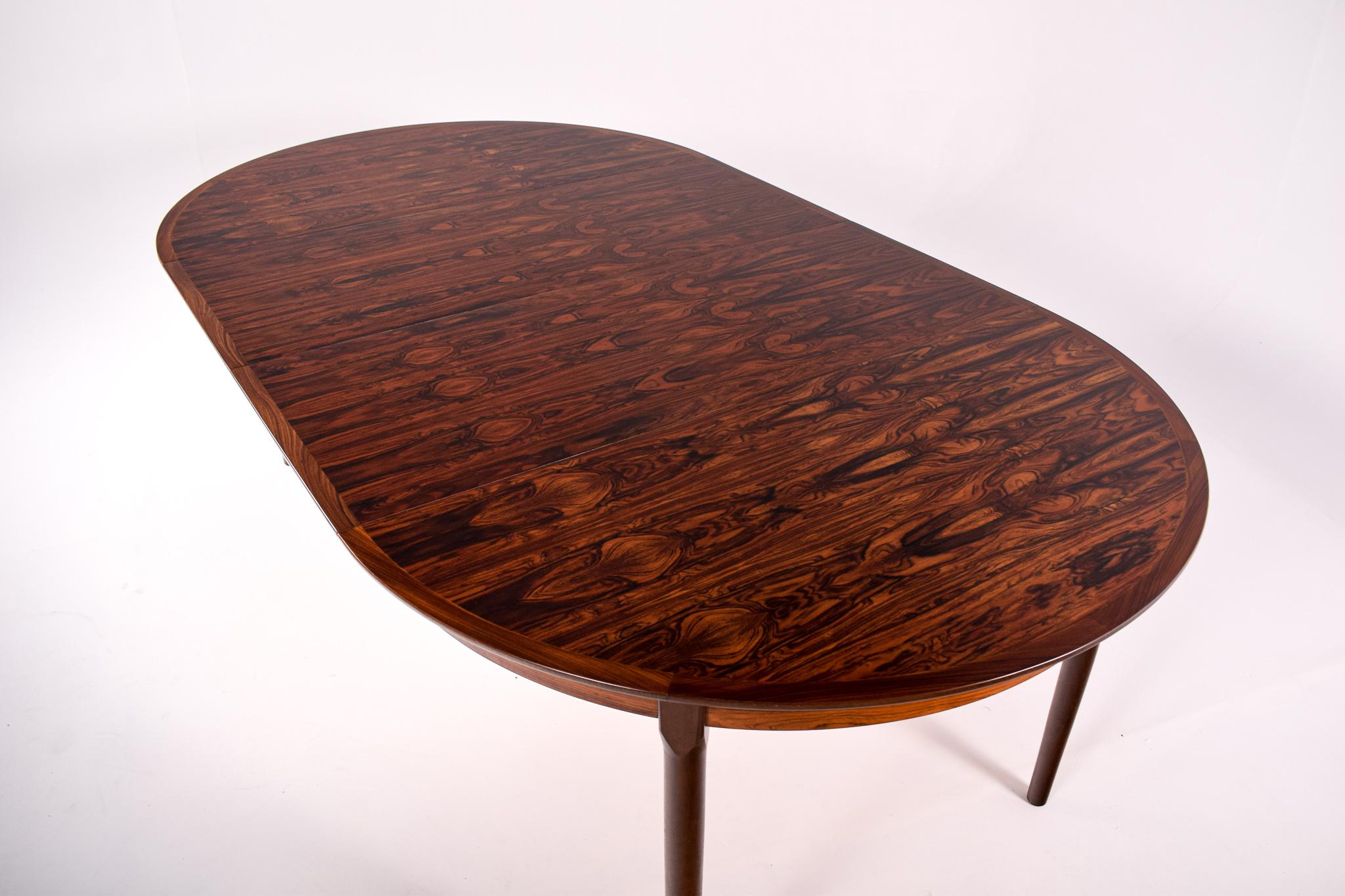 Rosewood Dining Table, Round to Oval with 2 Leaves In Good Condition In Lisboa, Lisboa
