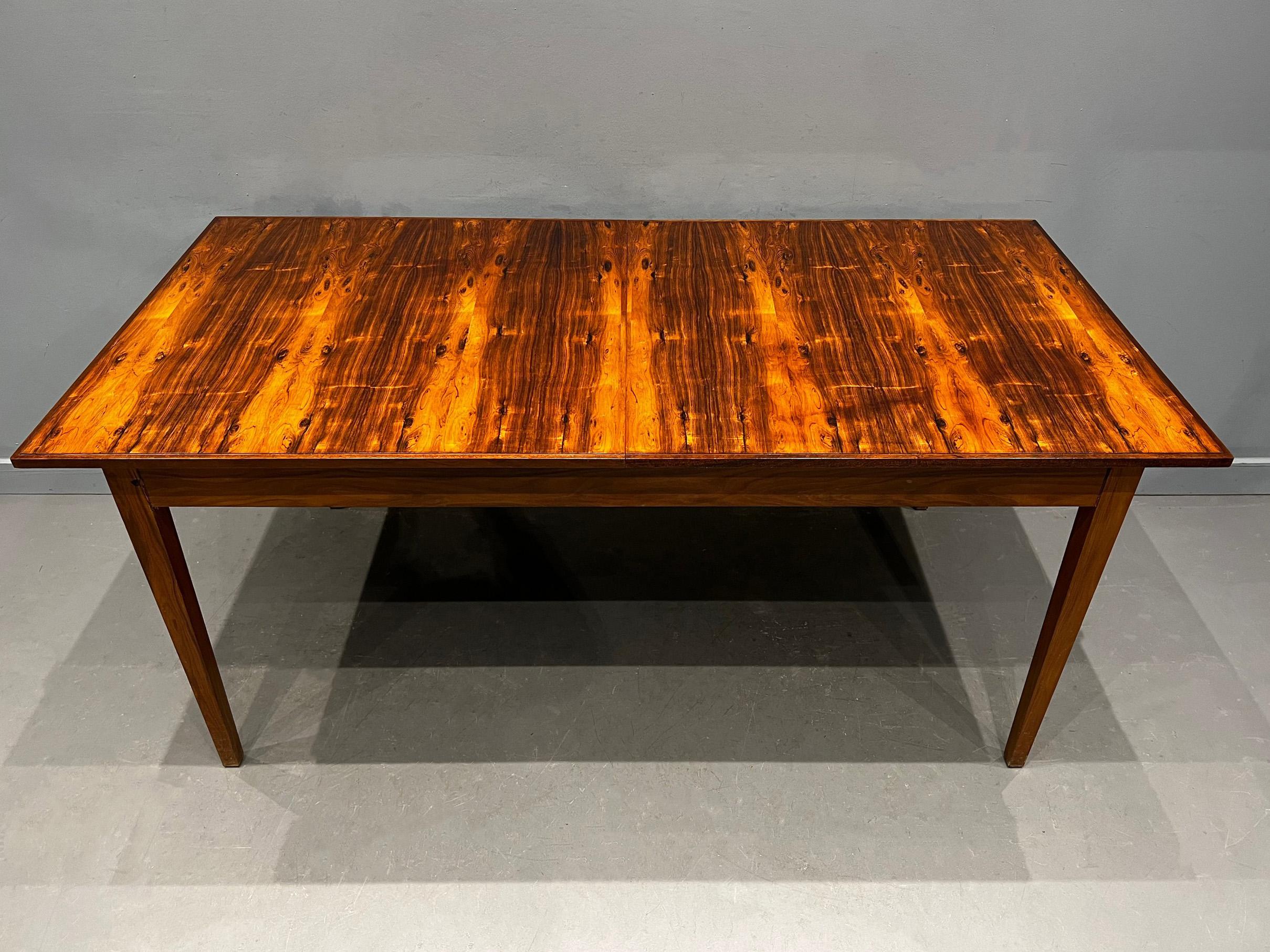 A stunning, linear and elegant mid 20th Century ‘Dorrington’ extending rosewood dining table designed by Robert Heritage for Archie shine c. 1965.  With gently tapering legs and slightly oversailing top with dark rosewood border.  When extended the