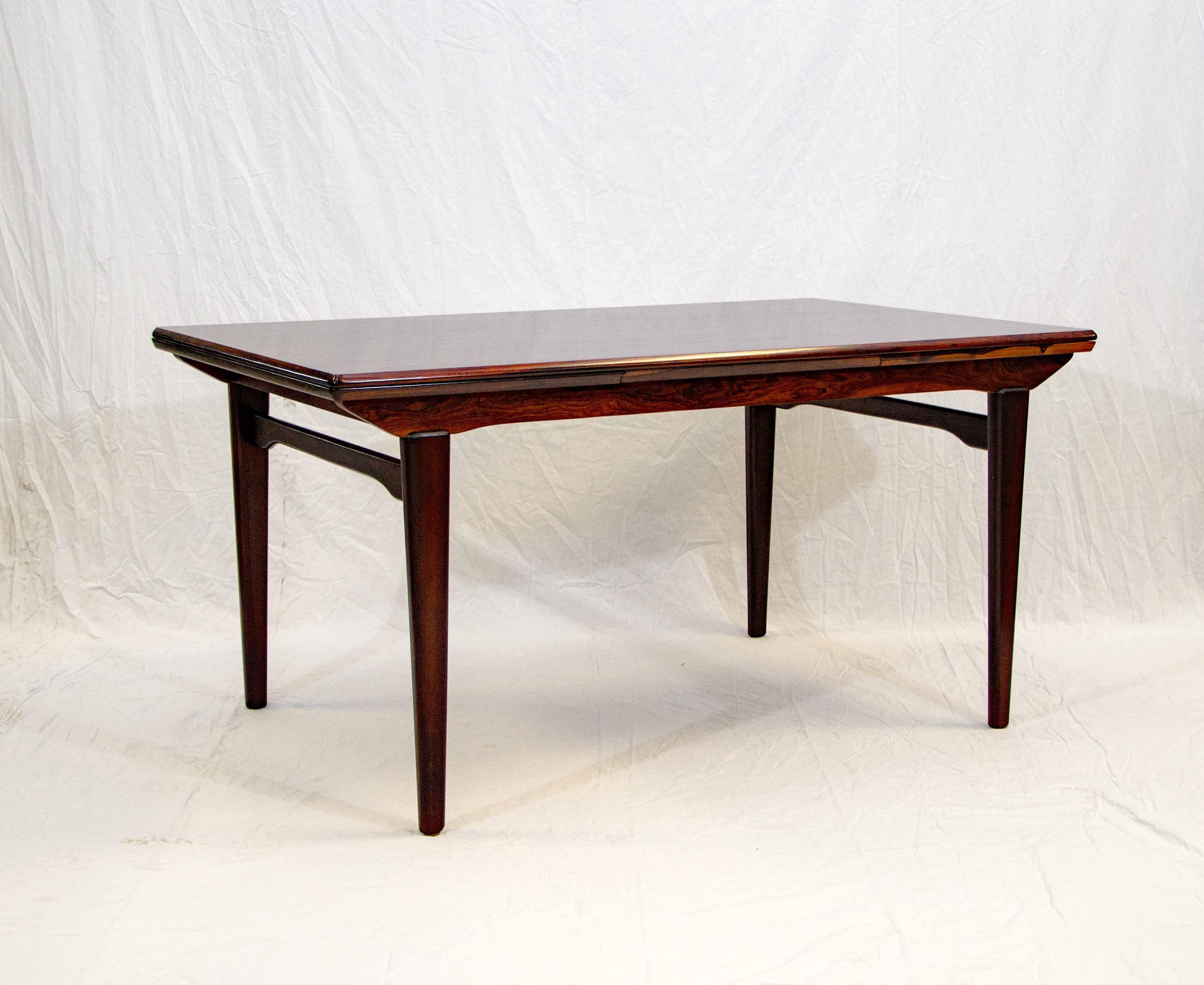 Nice rosewood dining table, designed by Niels Otto Møller, with draw leaves stored under the tabletop. Each leaf is 19 1/4