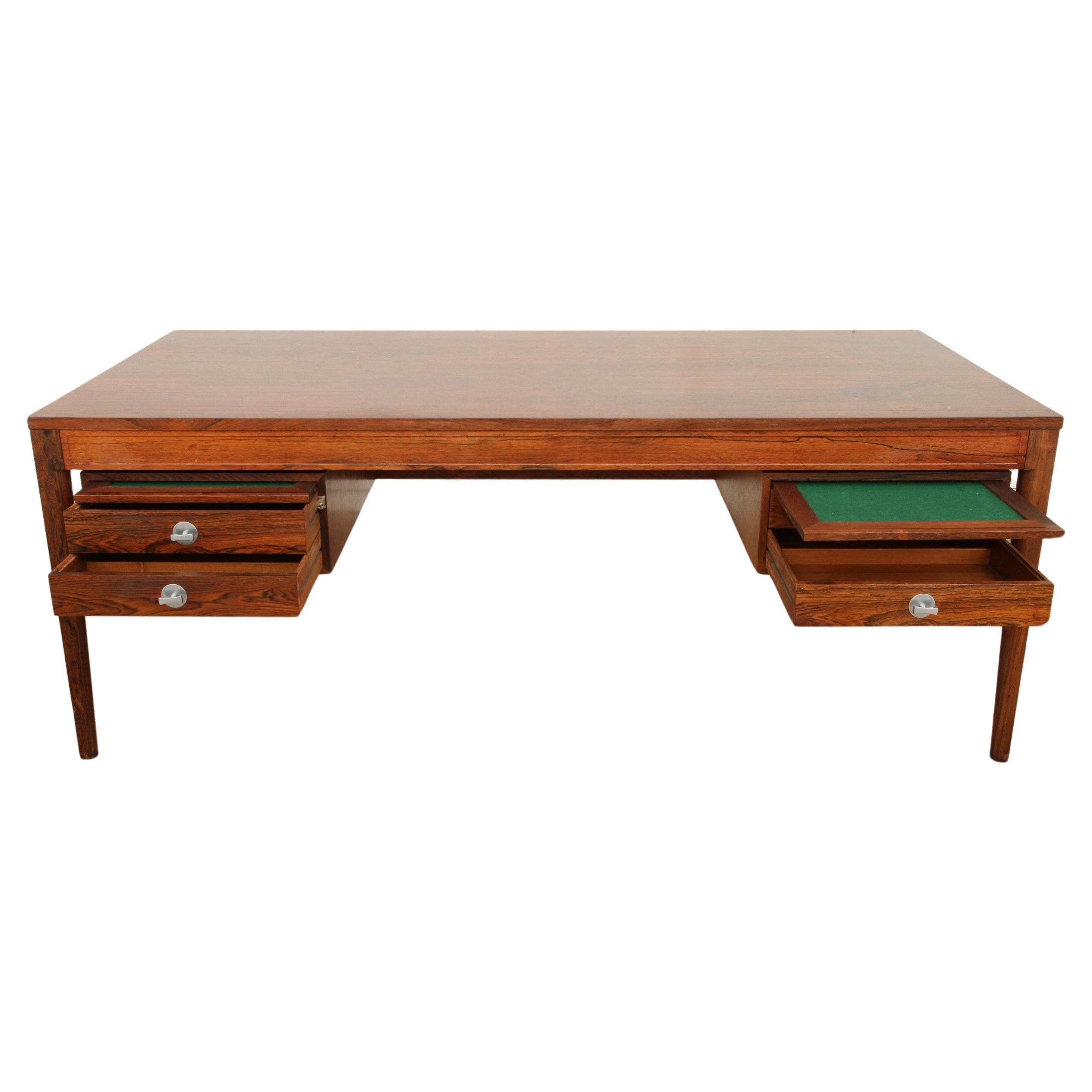 Grand bureau de direction en bois de rose, modèle Diplomat, modèle FD-951, conçu par Finn Juhls, fabriqué par France & Son vers 1960. Ce bureau classique comporte deux rangées de tiroirs fermant à clé. Cet exemplaire est en très bon état, d'origine,
