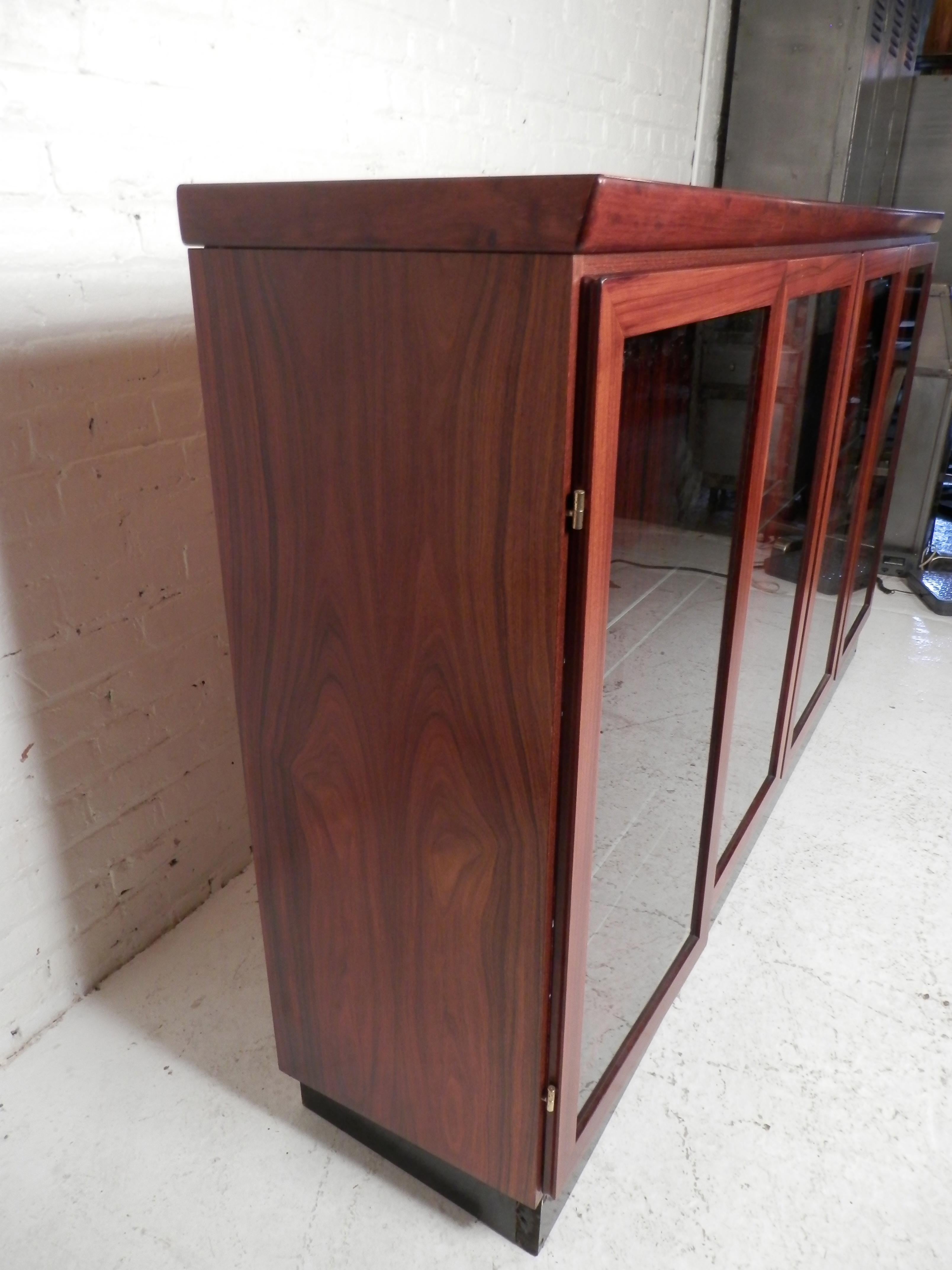 Reichhaltiger Palisanderschrank mit Glastüren und Einlegeböden von Skovby. 
Bitte bestätigen Sie den Standort.