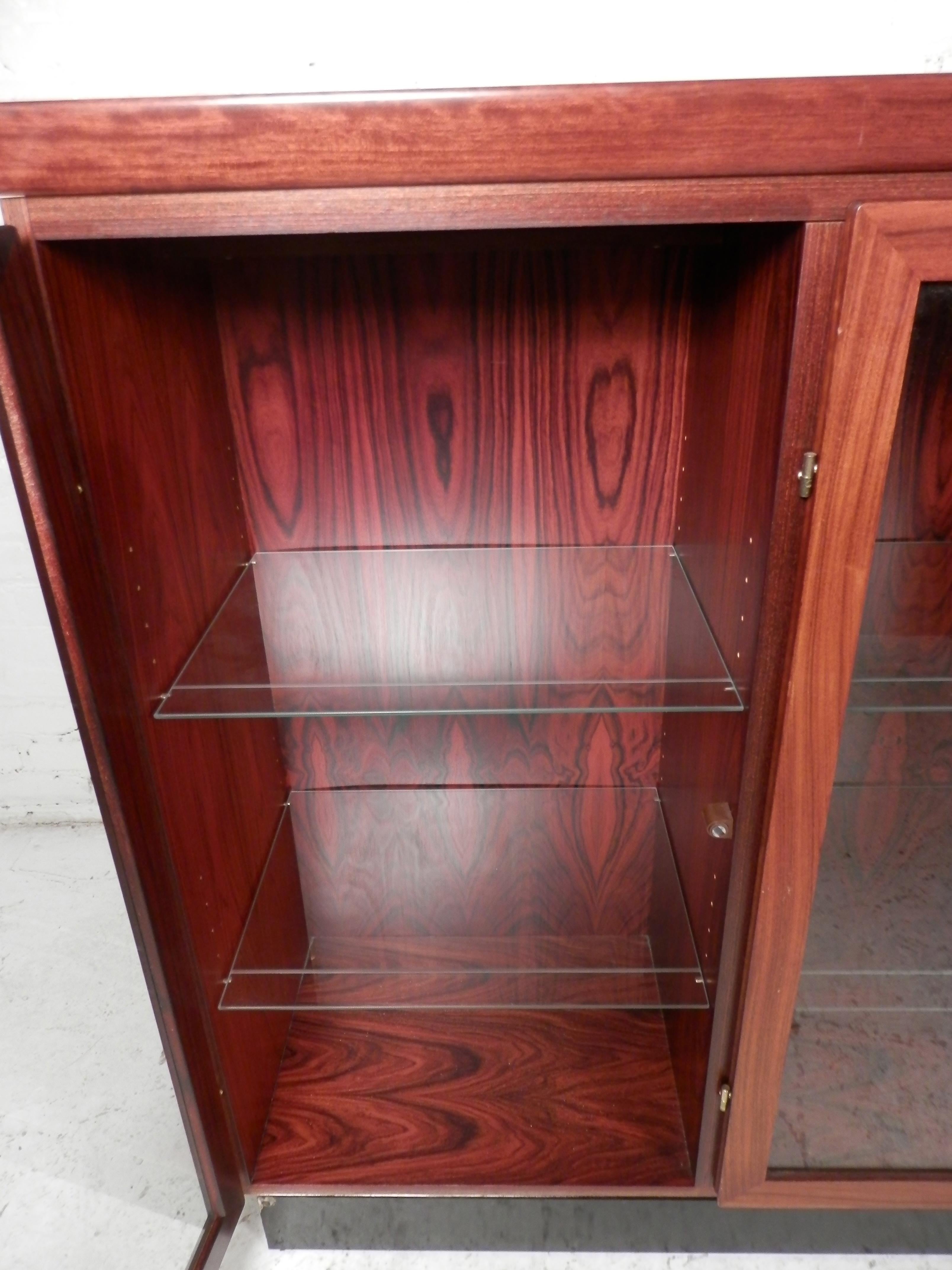Vitrinenschrank aus Rosenholz von Skovby (Moderne der Mitte des Jahrhunderts) im Angebot