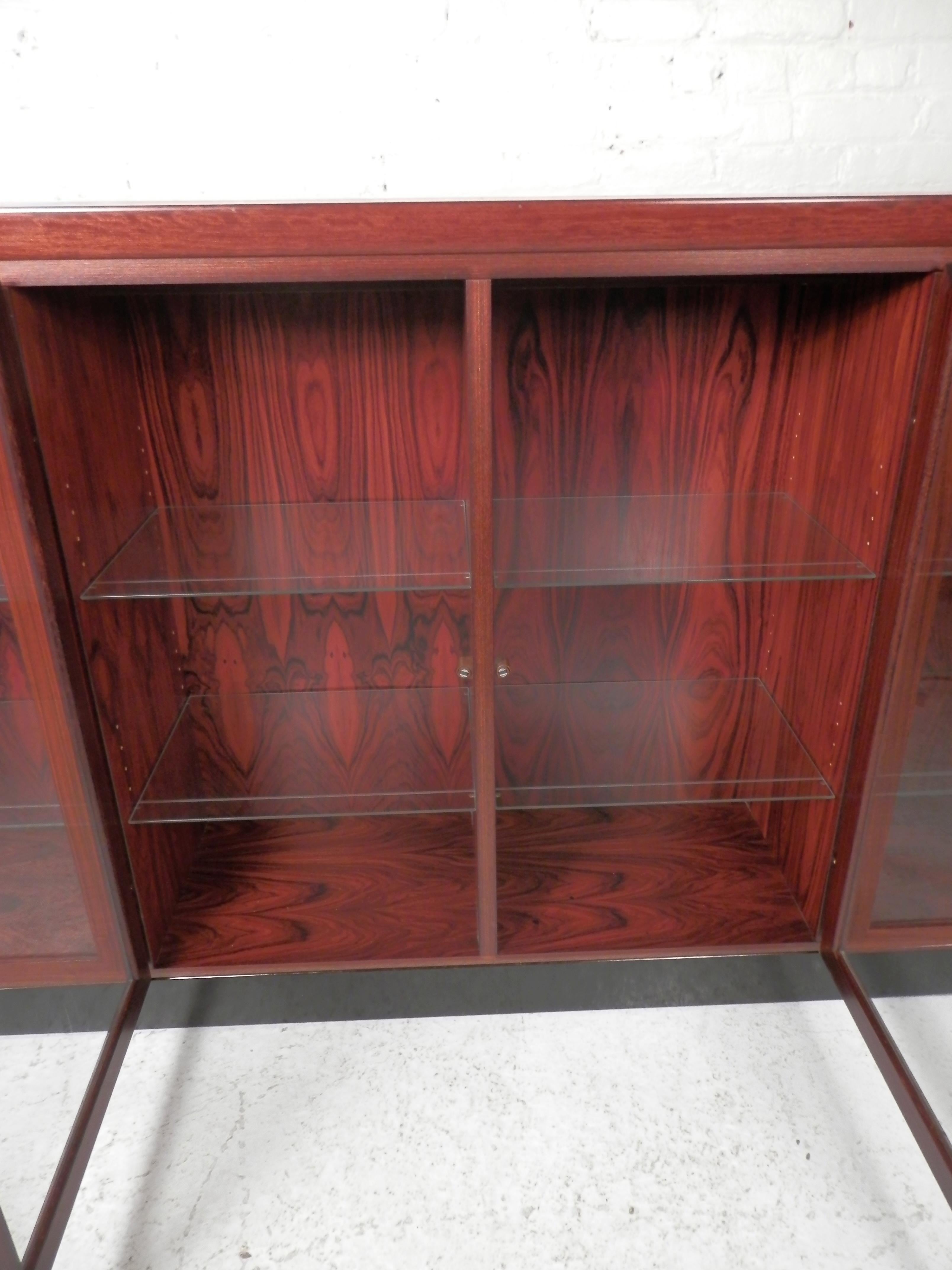 Vitrinenschrank aus Rosenholz von Skovby im Zustand „Gut“ im Angebot in Brooklyn, NY