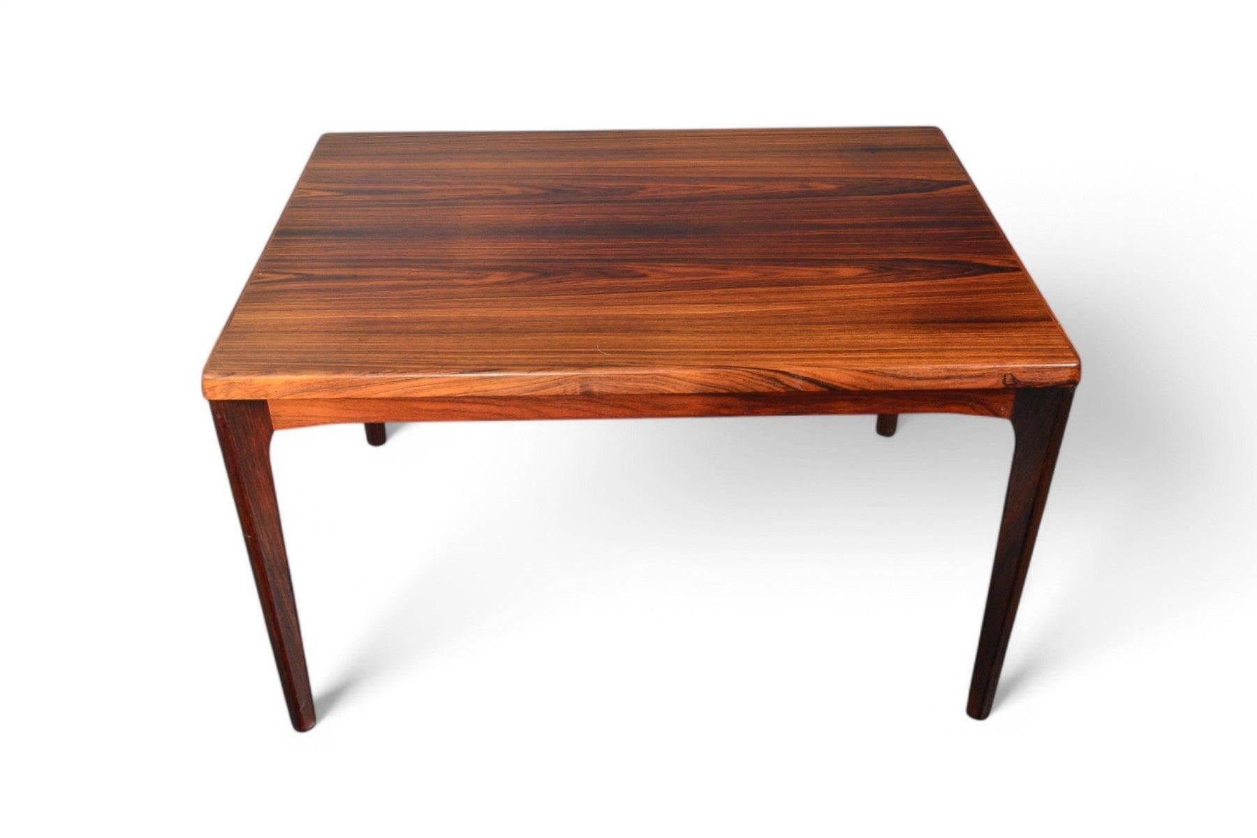 Origine : Danemark
Designer : Henning Kjaernulf
Fabricant : Vejle Støle
Époque : années 1960
Matériaux : Bois de rose
Dimensions : 47″ de long (fermé), 82.25