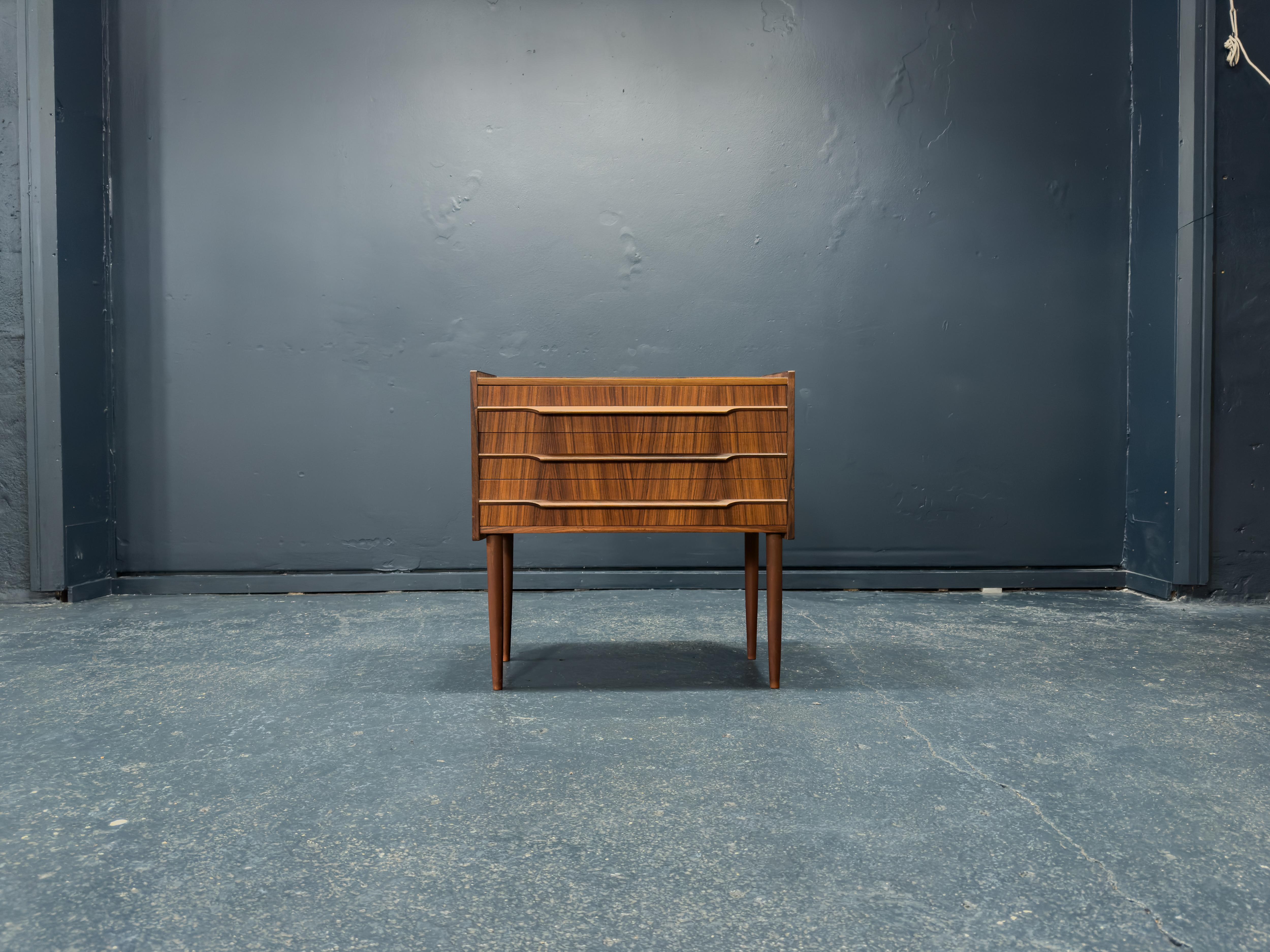 Questo compatto set di cassetti in legno massiccio è caratterizzato da una splendida cornice con splendide venature sulla superficie superiore e delicati dettagli a forma di labbra intorno al bordo. Grazie ai tre cassetti, le dimensioni compatte di