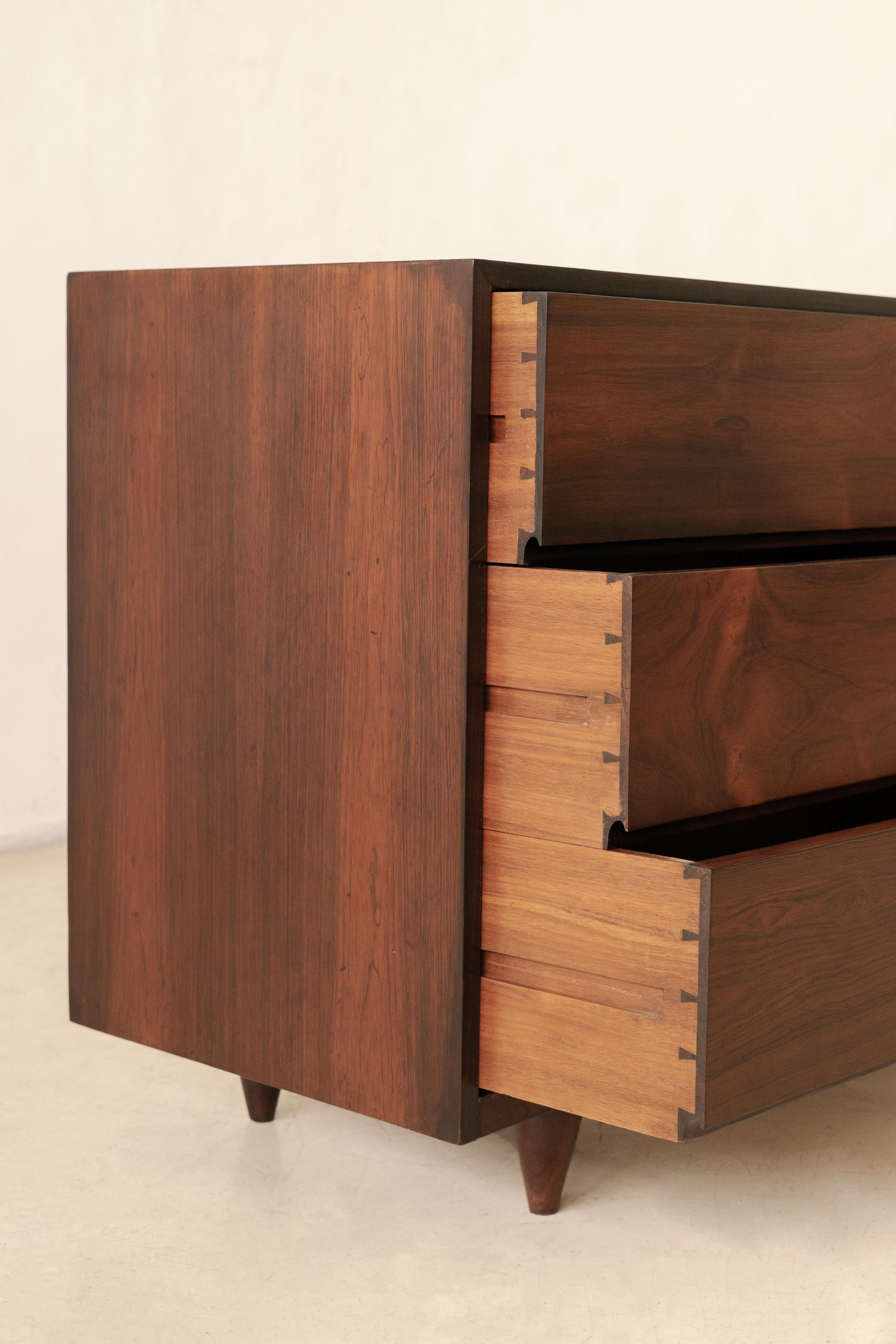 Comò in palissandro di Joaquim Tenreiro, Brasile, metà del secolo scorso, 1950 In condizioni buone in vendita a New York, NY