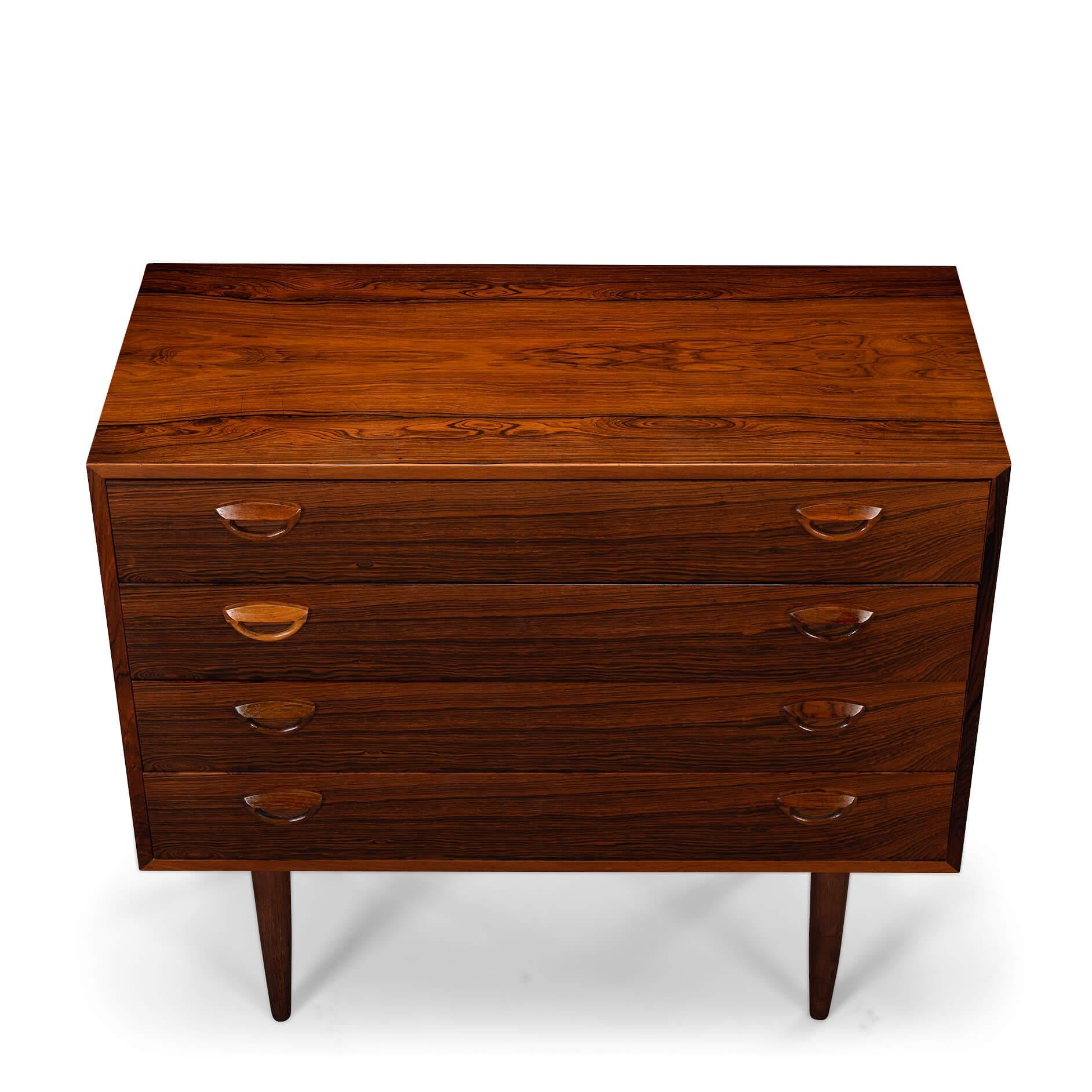 Design danois par Kai Kristiansen Cette élégante grande commode a été conçue par Kai Kristiansen et produite par Feldballes Møbelfabrik dans les années 1960.   Ce meuble est en bois de rose et présente de belles lignes détaillées avec ses poignées à