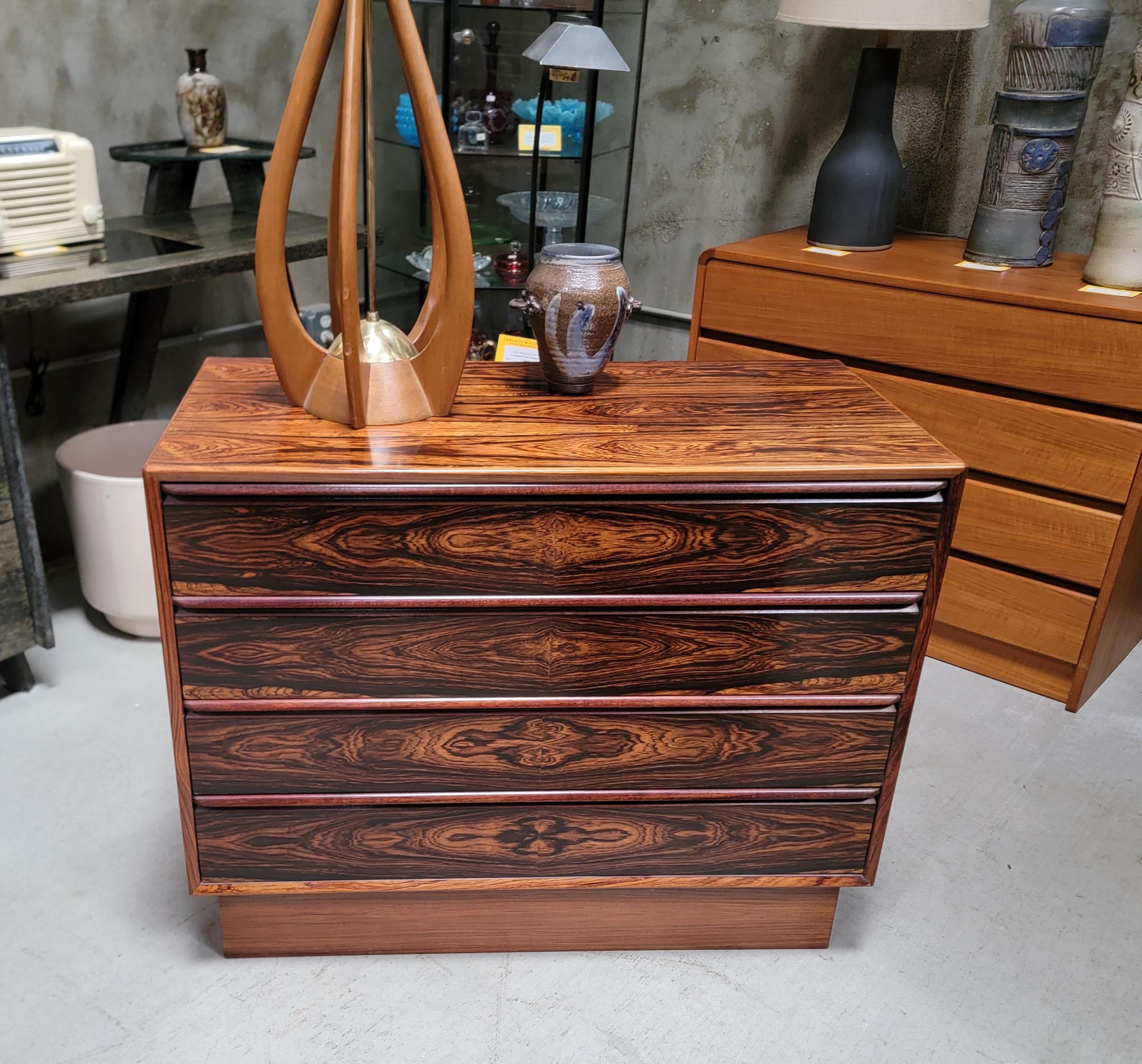 Commode en bois de rose par Westnofa Suède 1960's en vente 6