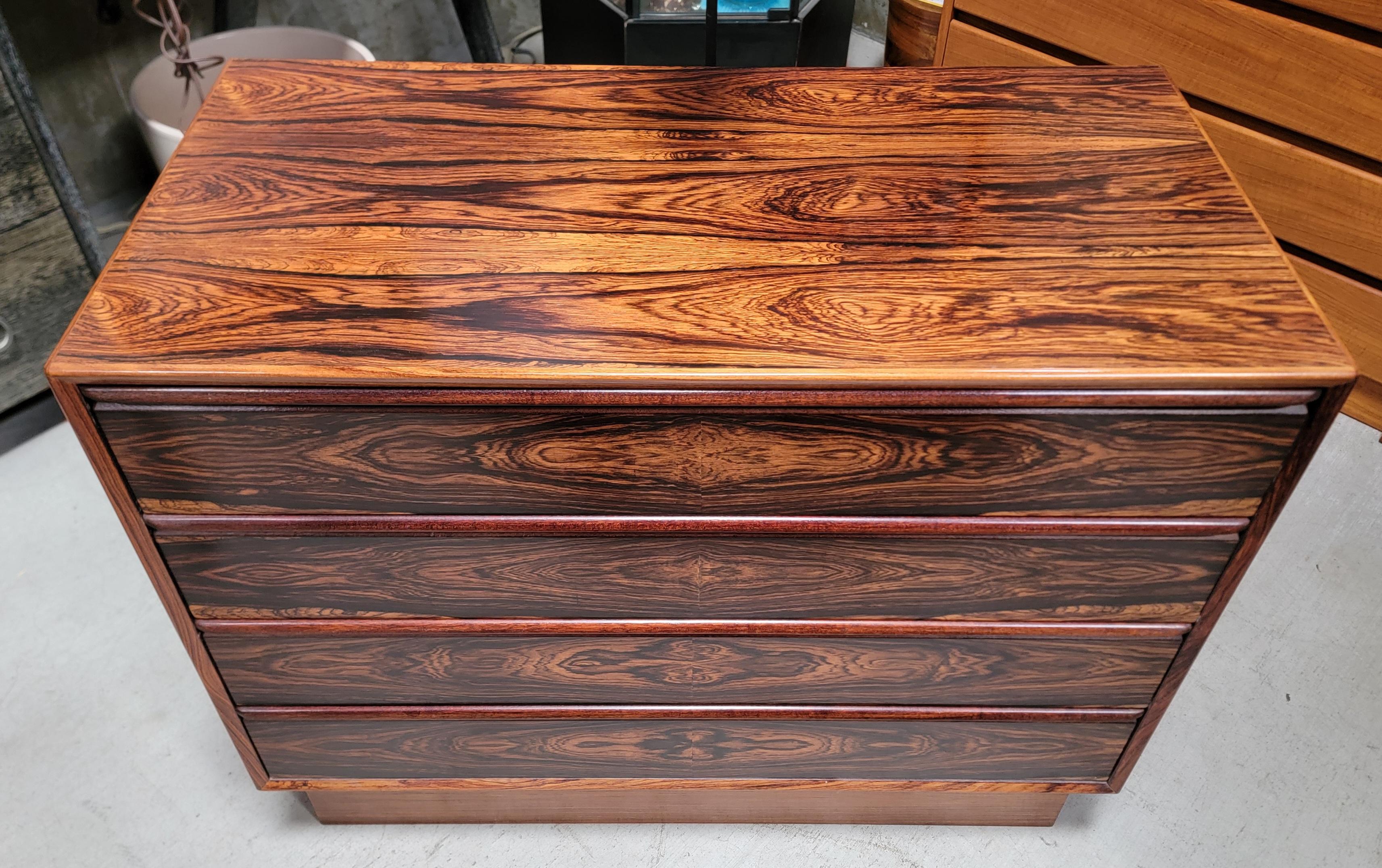 Cette commode de la collection The Modern Scandinavian Scandinavian est dotée d'un grain de bois exceptionnel assorti aux livres. Norvège circa. 1960's. État d'origine exceptionnel. Joli éclat de la finition d'origine. Les tiroirs coulissent sans