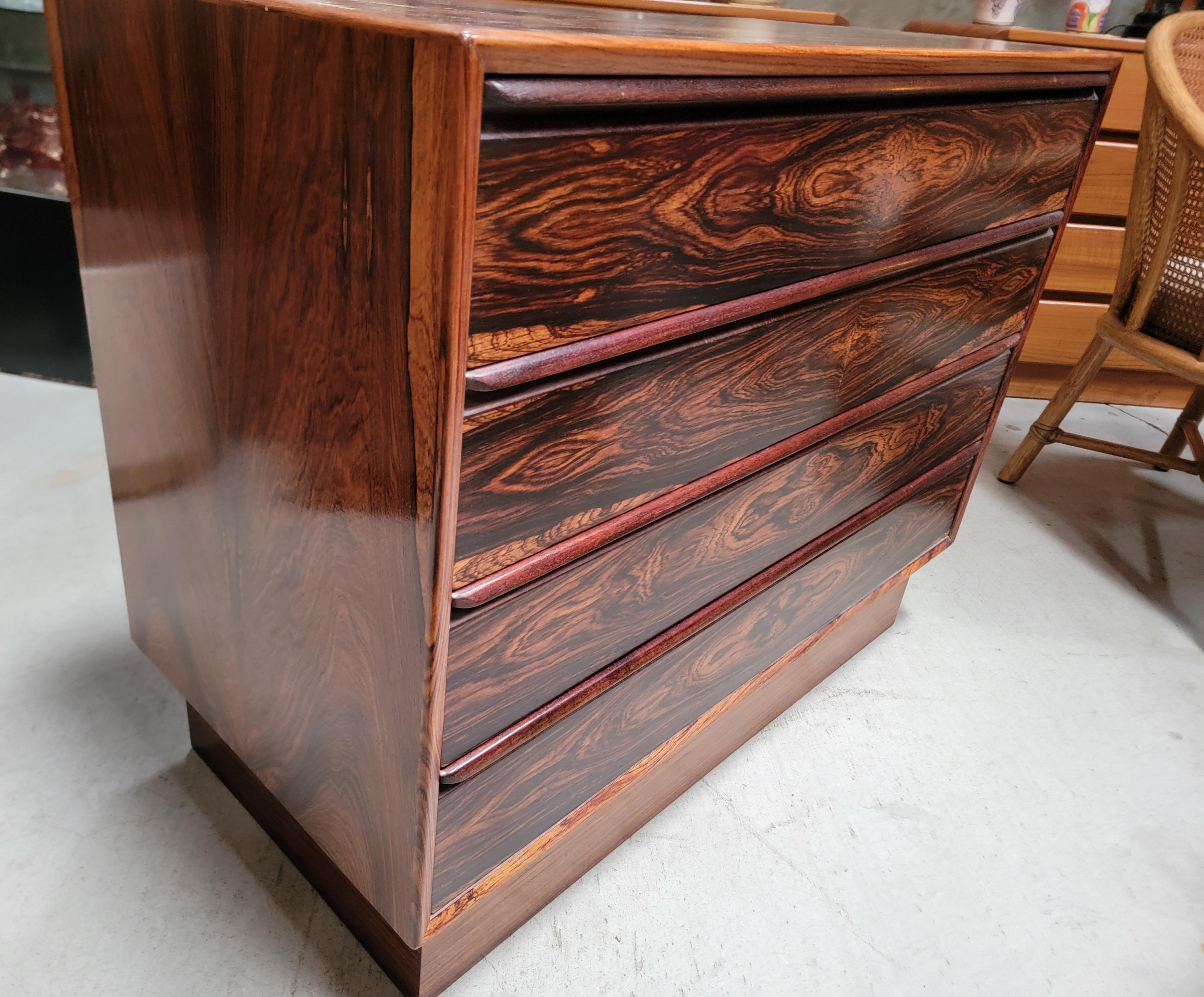 Scandinave moderne Commode en bois de rose par Westnofa Suède 1960's en vente