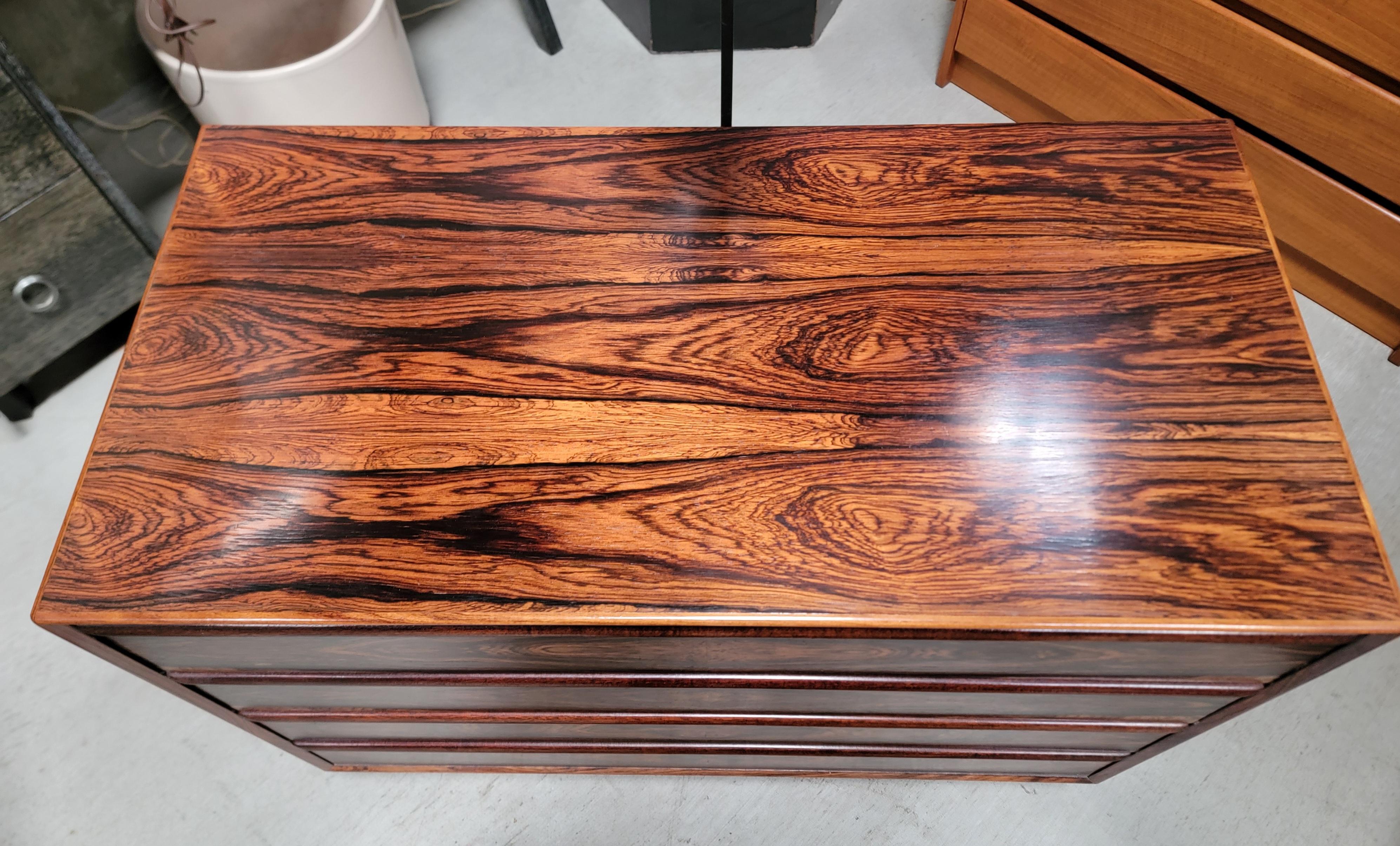 Norvégien Commode en bois de rose par Westnofa Suède 1960's en vente