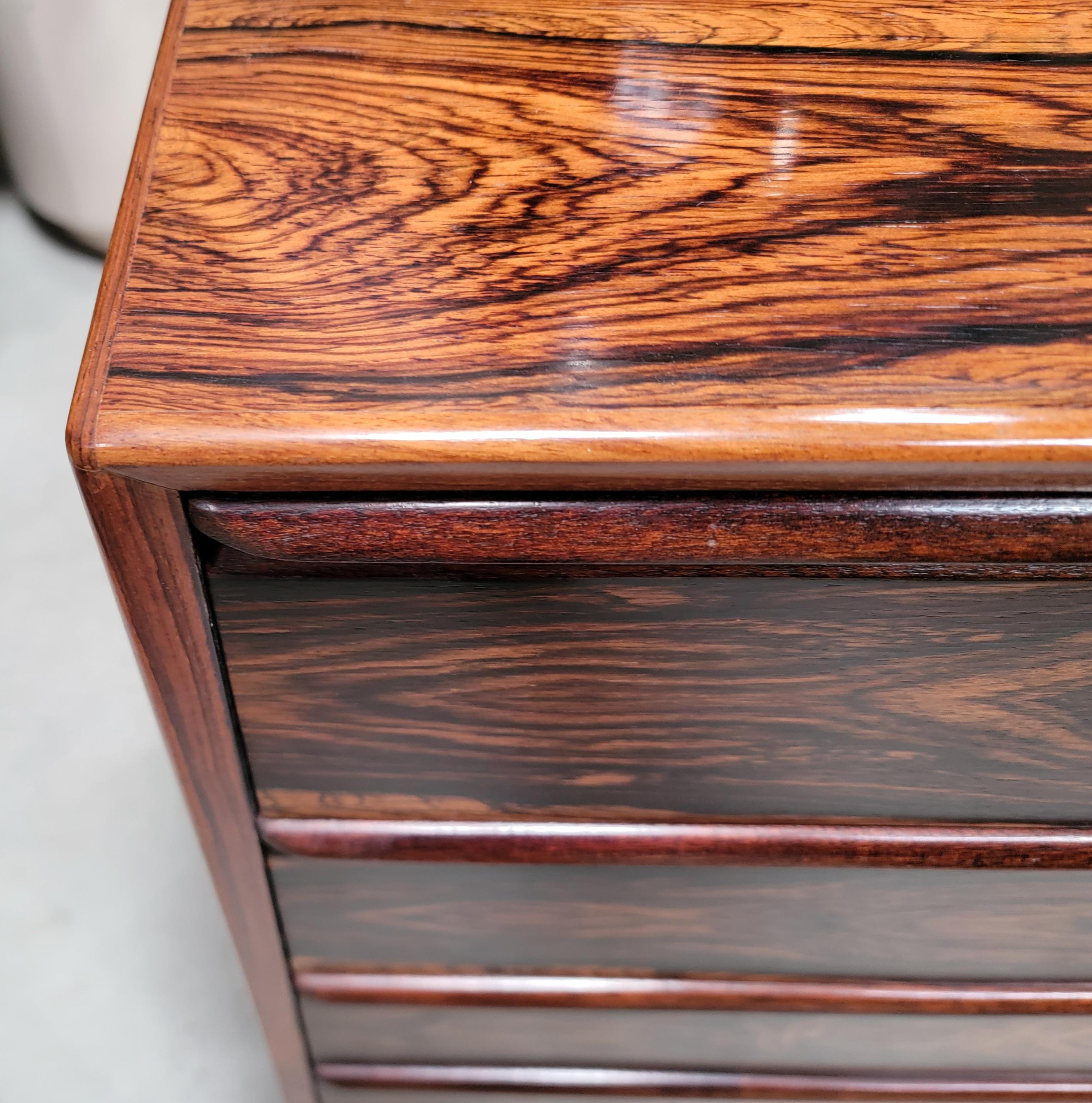 Bois de rose Commode en bois de rose par Westnofa Suède 1960's en vente