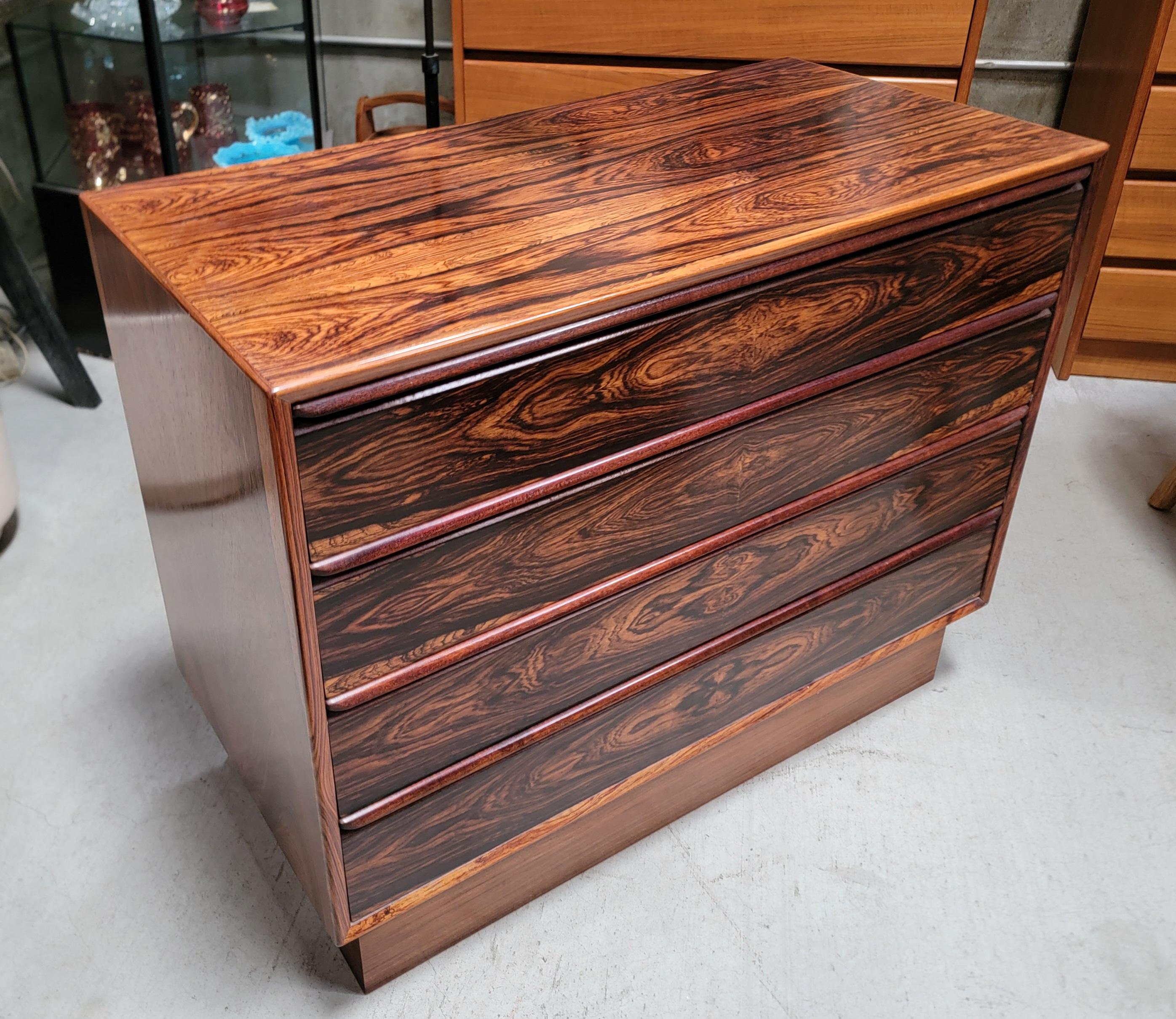 Commode en bois de rose par Westnofa Suède 1960's en vente 1