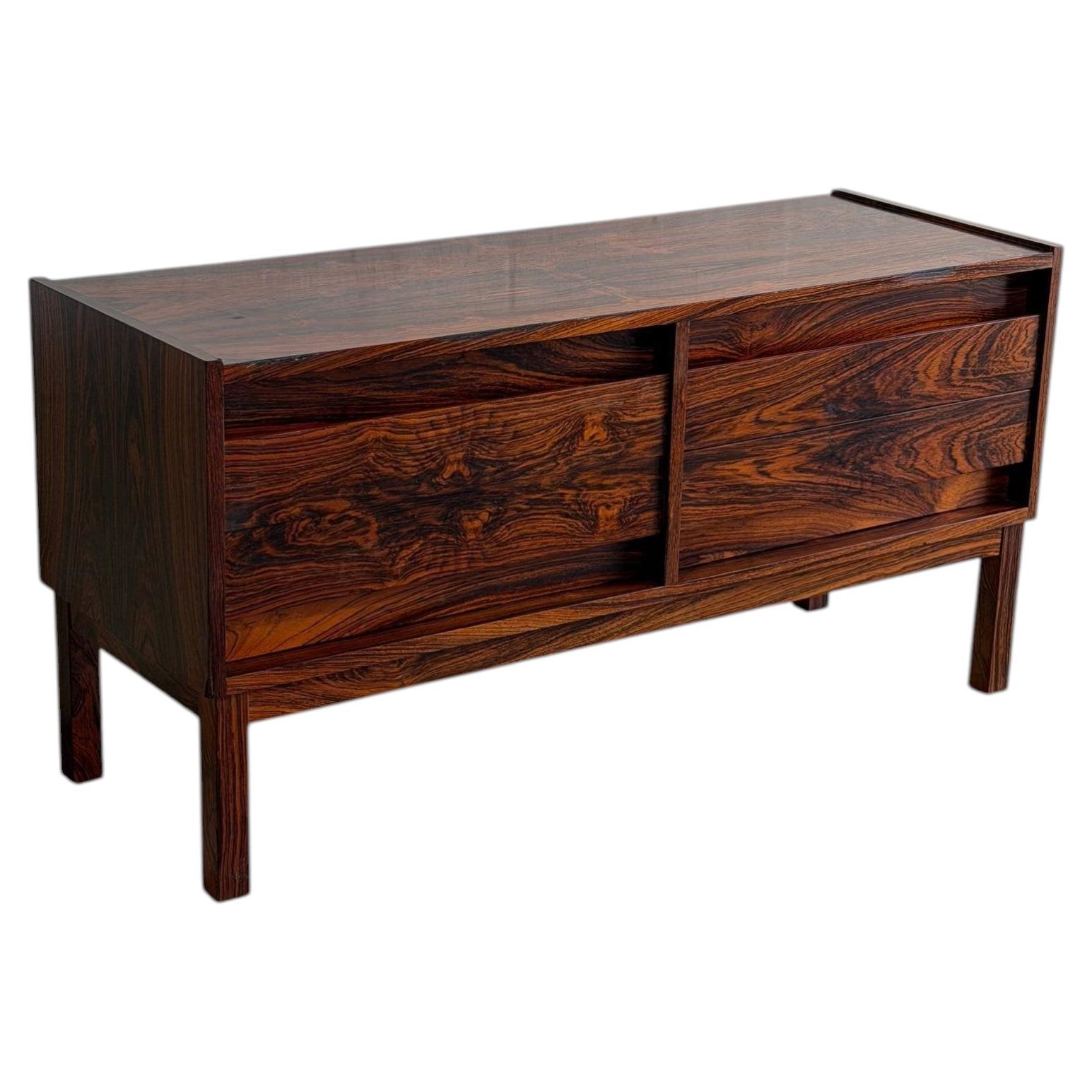 Commode basse en bois de rose, AB Glas & Trä, Hovmantorp, Suède, années 1960 en vente