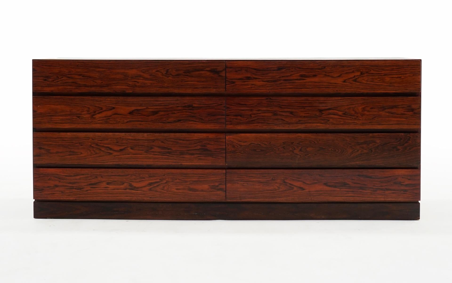 Eight (8) Drawer Dresser Model 122 designed by Arne Wahl Aversen for Vinde Mobelfabrik in Brazilian rosewood, Denmark, 1970. Very good condition with areas of loss to the bottom edges that are not a distraction. Drawer fronts have minimal signs of