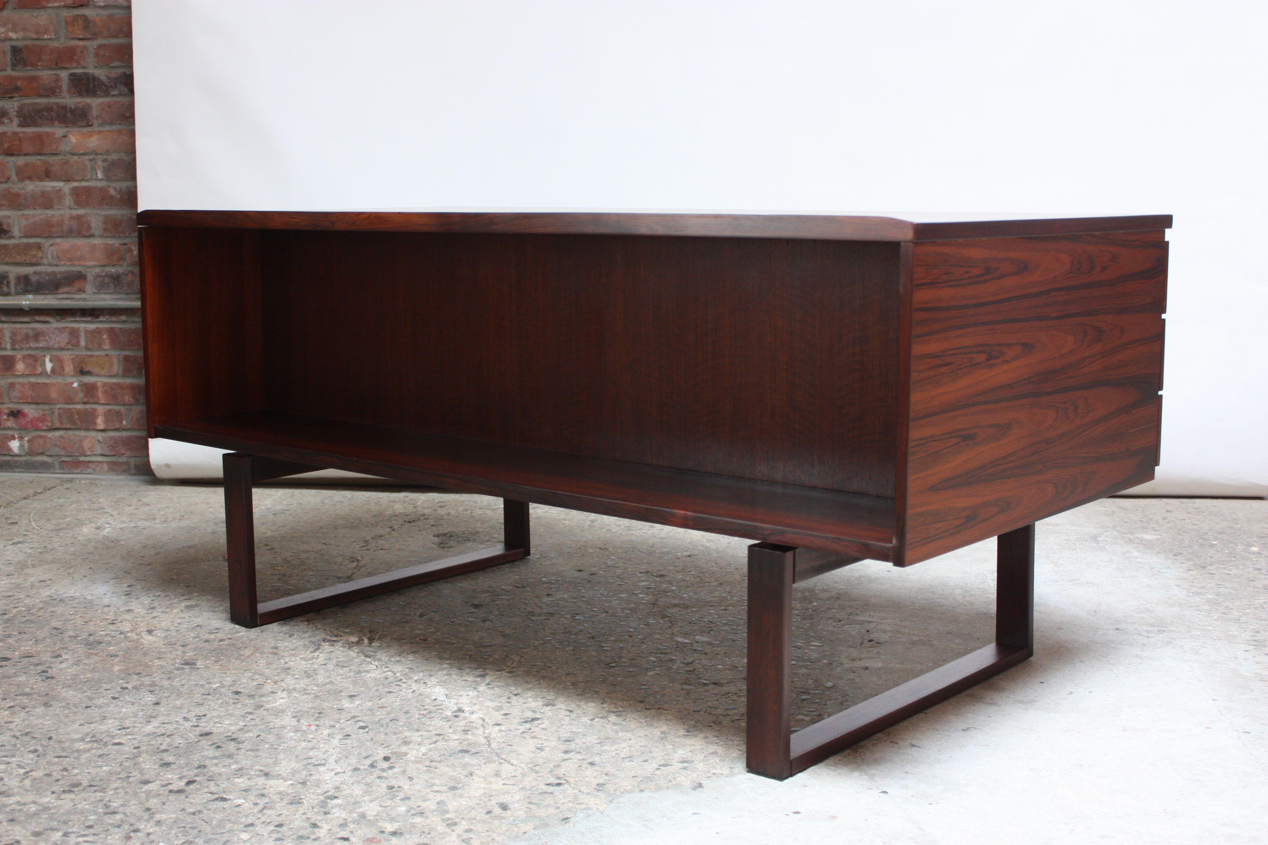 Rosewood Executive Desk by Henning Jensen and Torben Valeur for Dyrlund In Excellent Condition In Brooklyn, NY