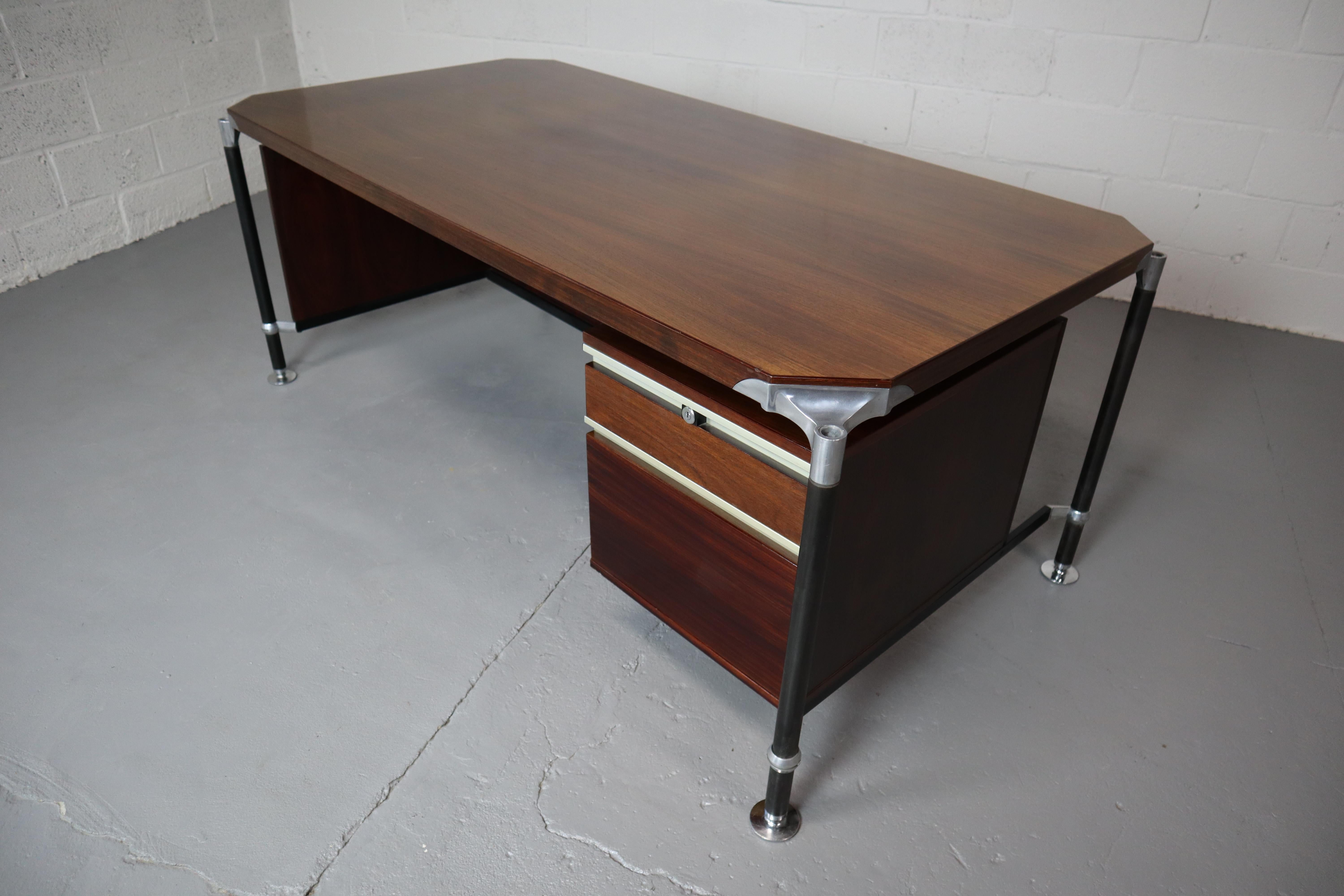 An Italian executive desk in Rosewood designed by Luisa & Ico Parisi in the 1960’s and manufactured by MIM (Mobil Italian Moderni). The frame is made of black lacquered steel and polished aluminium. 
Model Urio!
Working lock and keys!

Matching