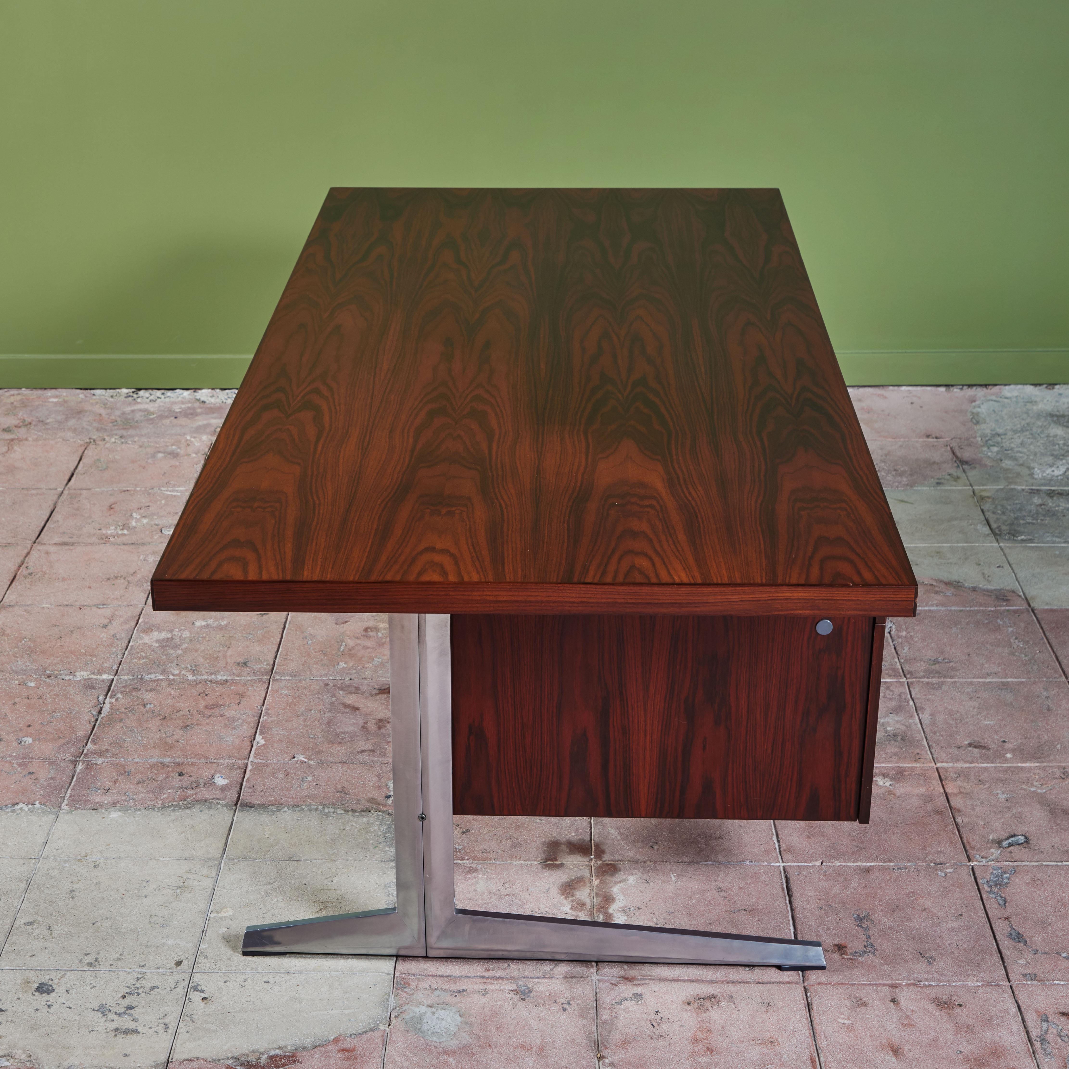 Executive-Schreibtisch aus Rosenholz für Nipu (Aluminium) im Angebot