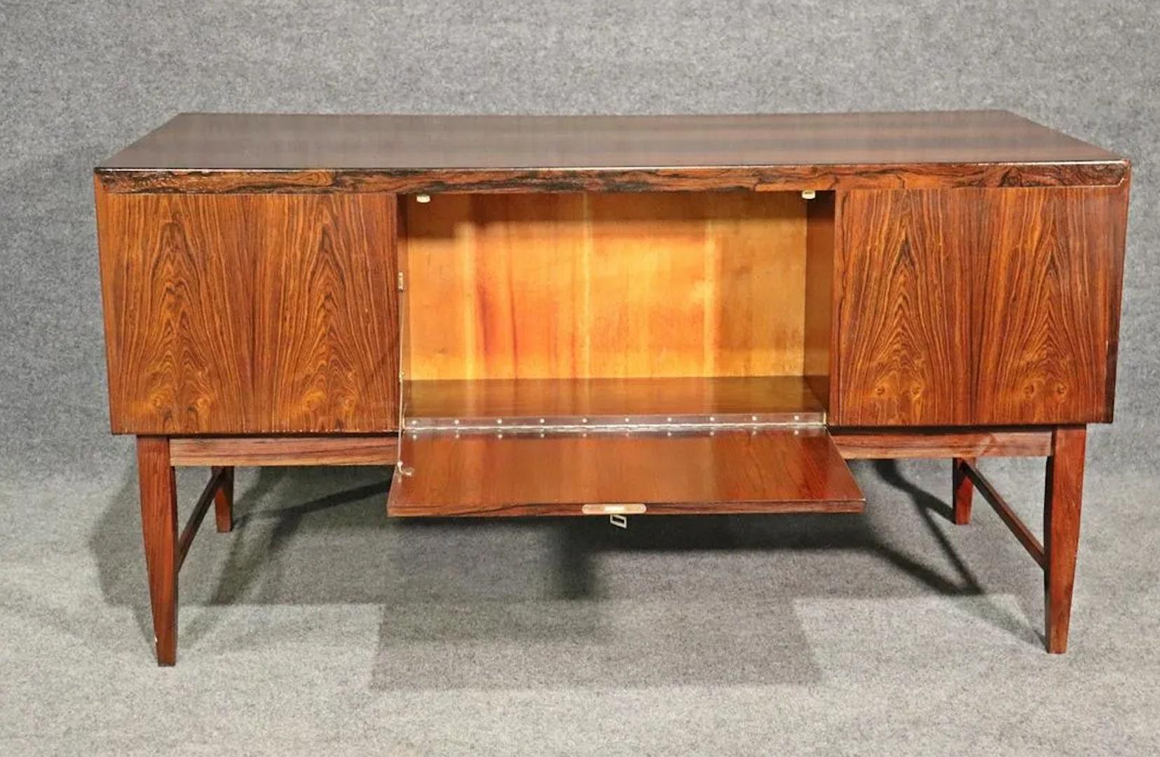 Rosenholz-Schreibtisch (20. Jahrhundert) im Angebot