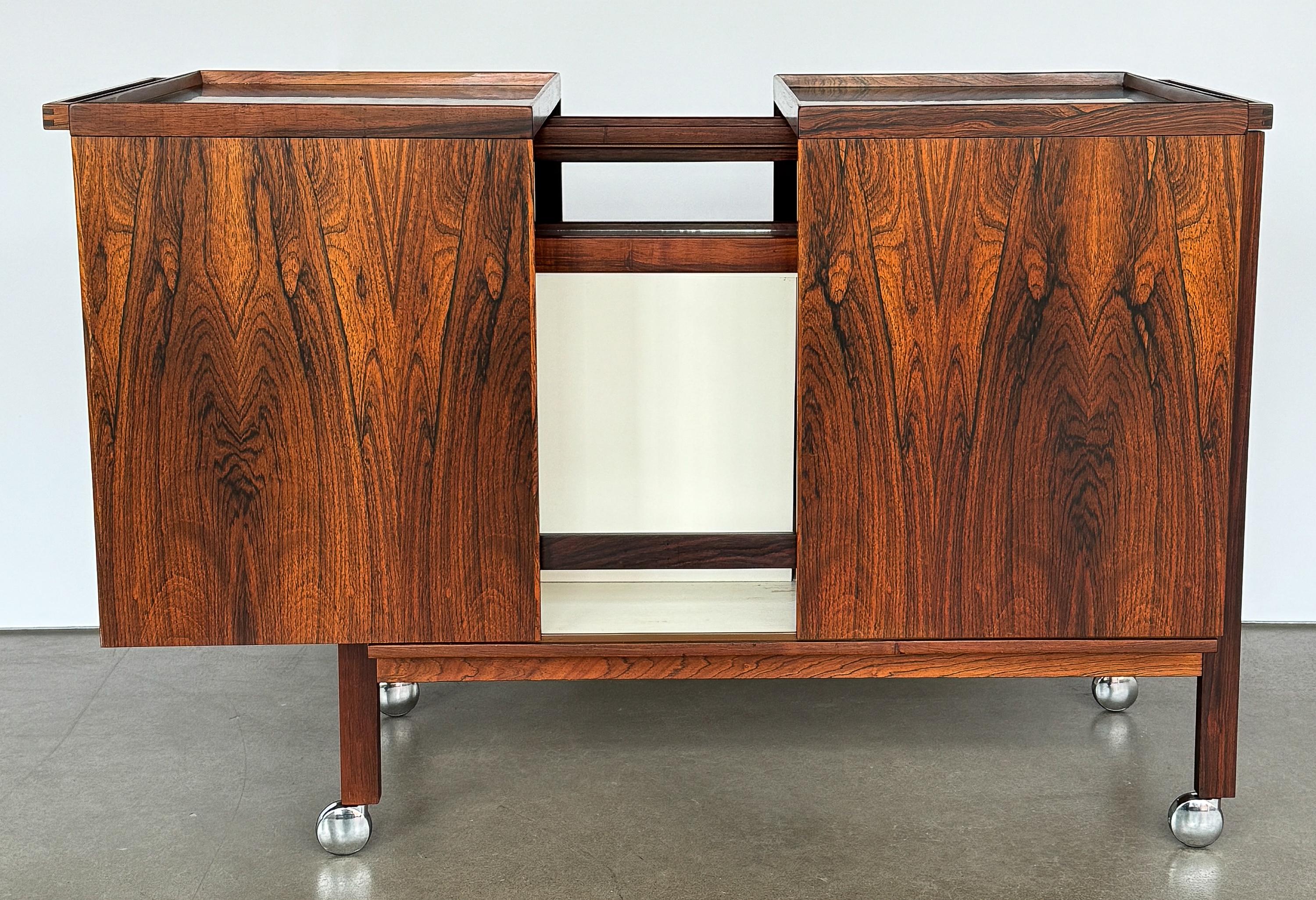 Rosewood Expandable Bar Cart Cabinet by Niels Erik and Glasdam Jensen In Good Condition For Sale In Chicago, IL