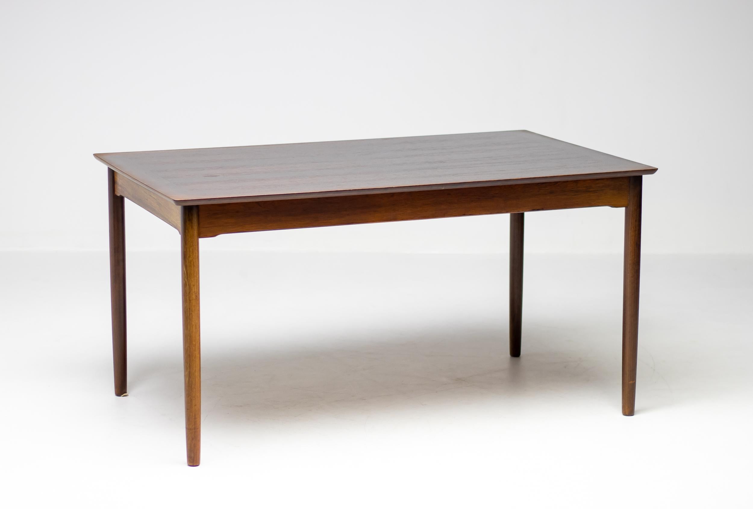 Beautiful, refined Mid Century Modern 1960s dining table executed in rosewood that extends easily.
The 4 legs also disassemble easily making this versatile, sturdy table very suitable for people who move regularly.

Fristho, an esteemed Dutch