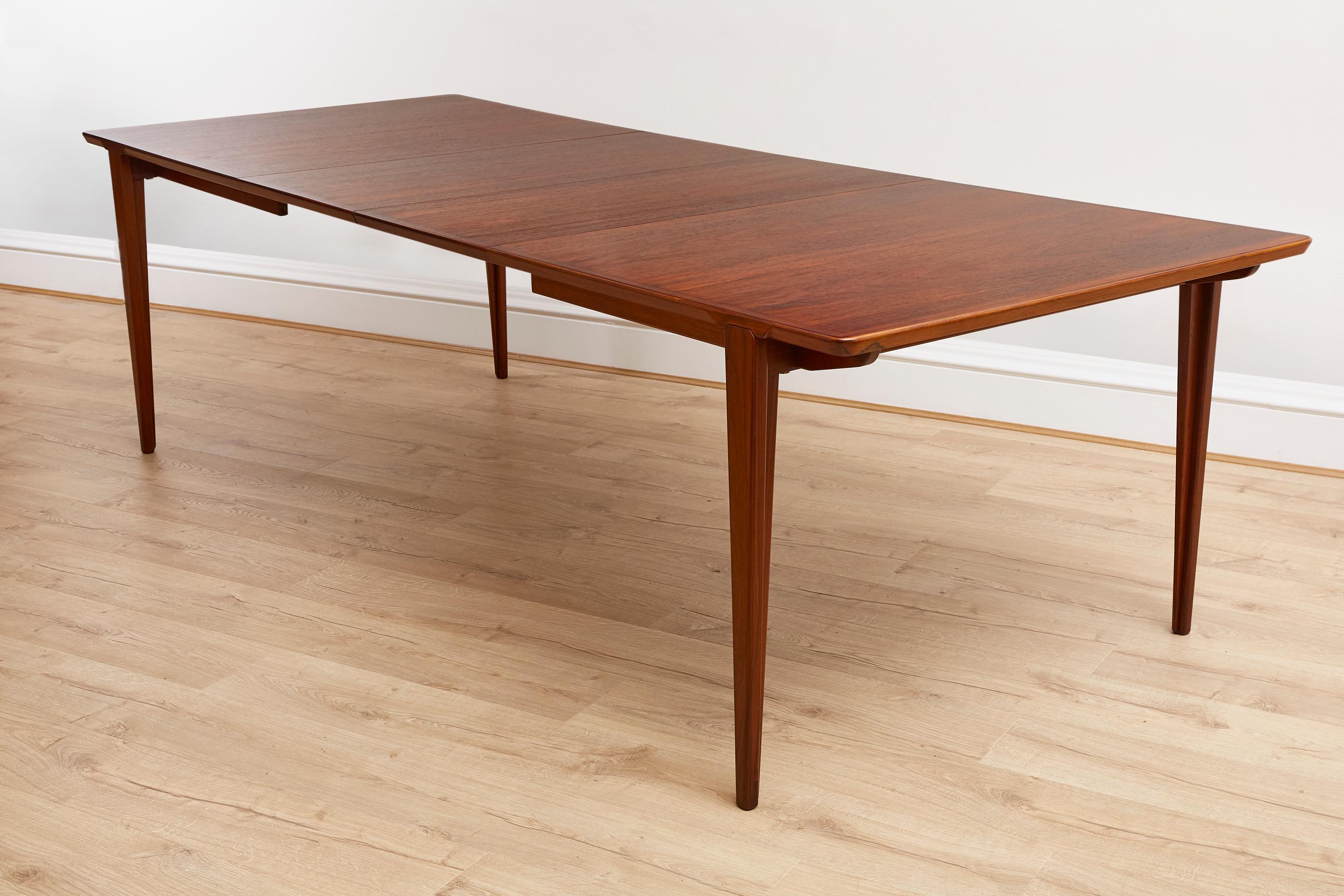 n exceptional rosewood extendable dining table, a creation by the acclaimed designer Henry Rosengren Hansen for Brande Mobelindustri in the 1960's.

Crafted from the finest rosewood, this dining table boasts a captivating grain and rich hues that