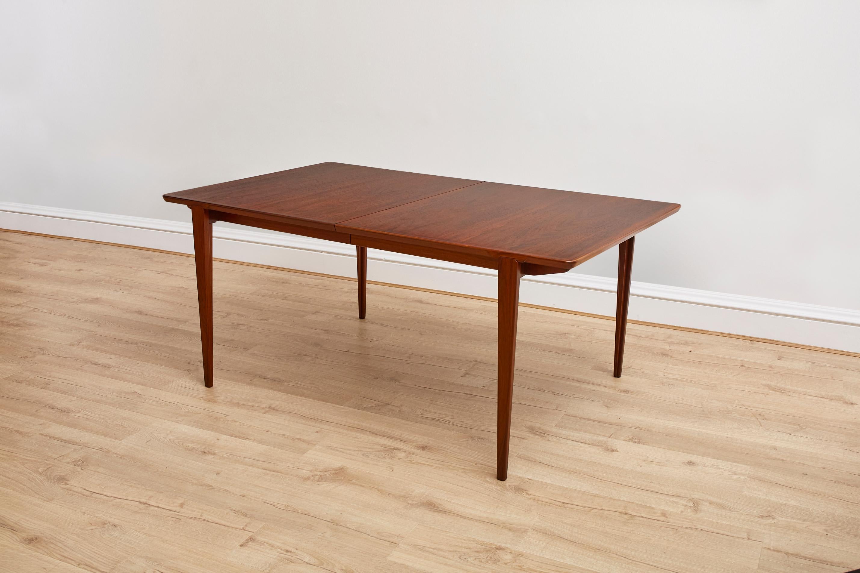 Mid-Century Modern Rosewood Extendable Dining Table by Henry Rosengren Hansen for Brande Mobelindus