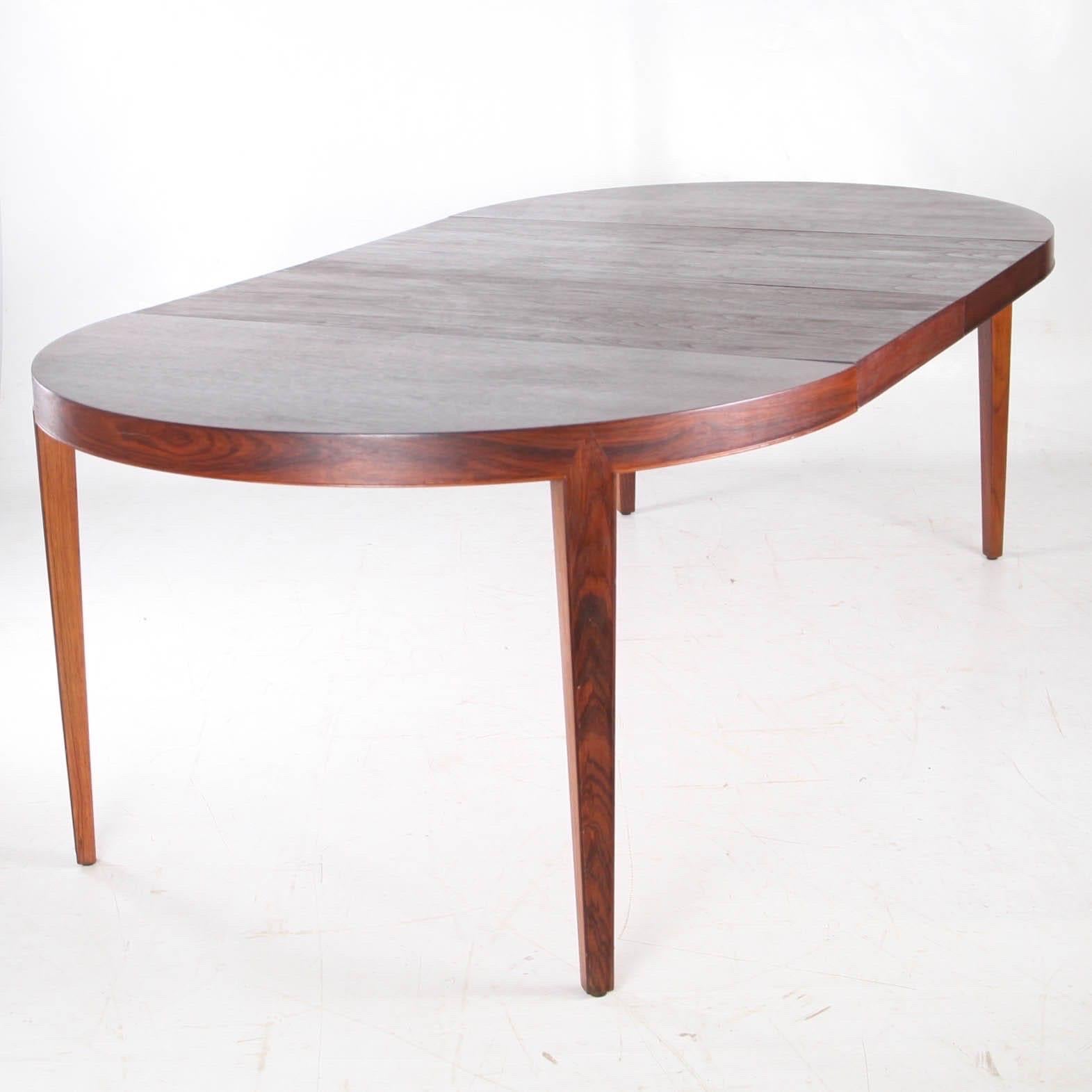 Magnifique table à manger danoise extensible en bois de rose.
Très bonne qualité, beau bois et bon état. 
216 cm en extension
116 cm sans extension 
