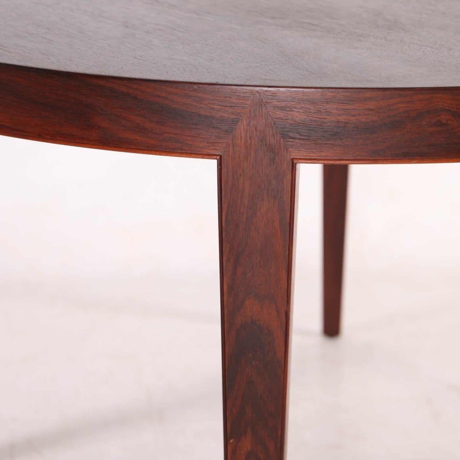 Milieu du XXe siècle Table de salle à manger à rallonge en bois de rose en vente