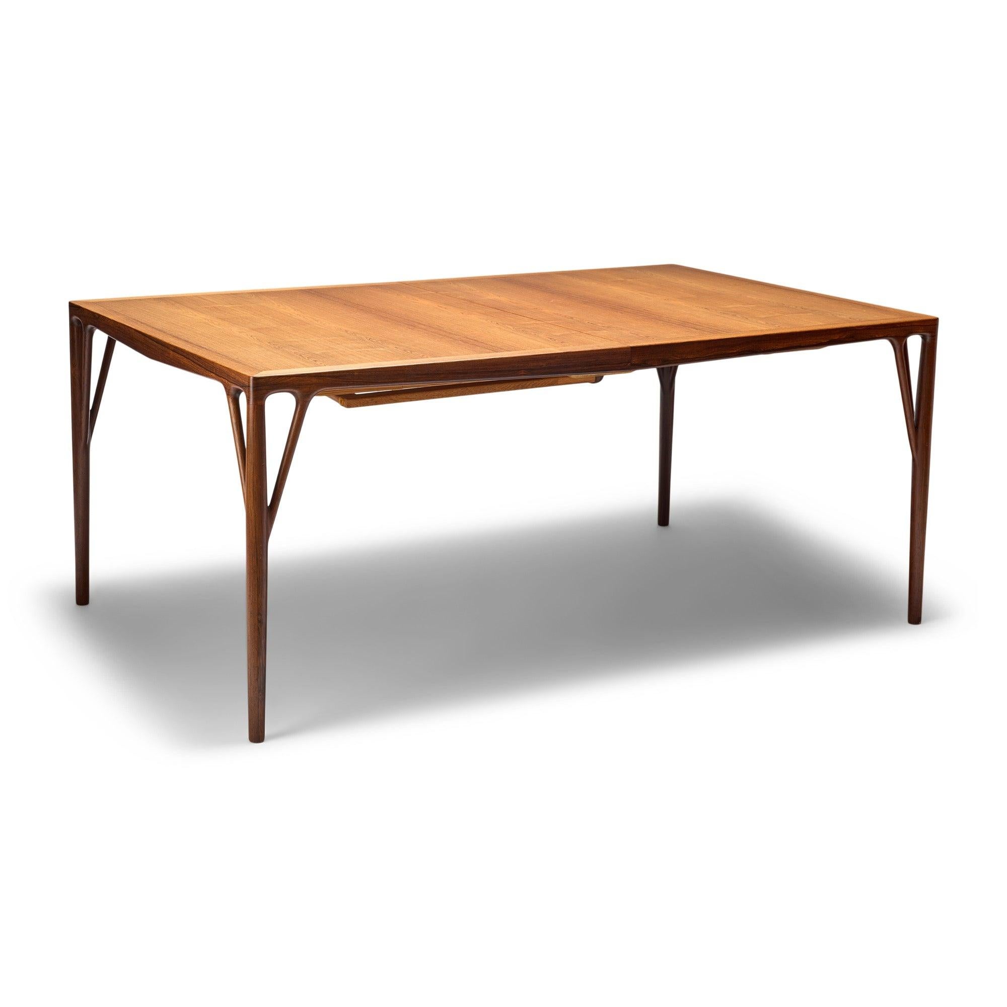 Una preciosa mesa de comedor extensible de palisandro con tres hojas. Diseñado por Helge Vestergaard Jensen, fabricado por el ebanista Peder Pedersen. Las sillas están disponibles y se venden por separado.