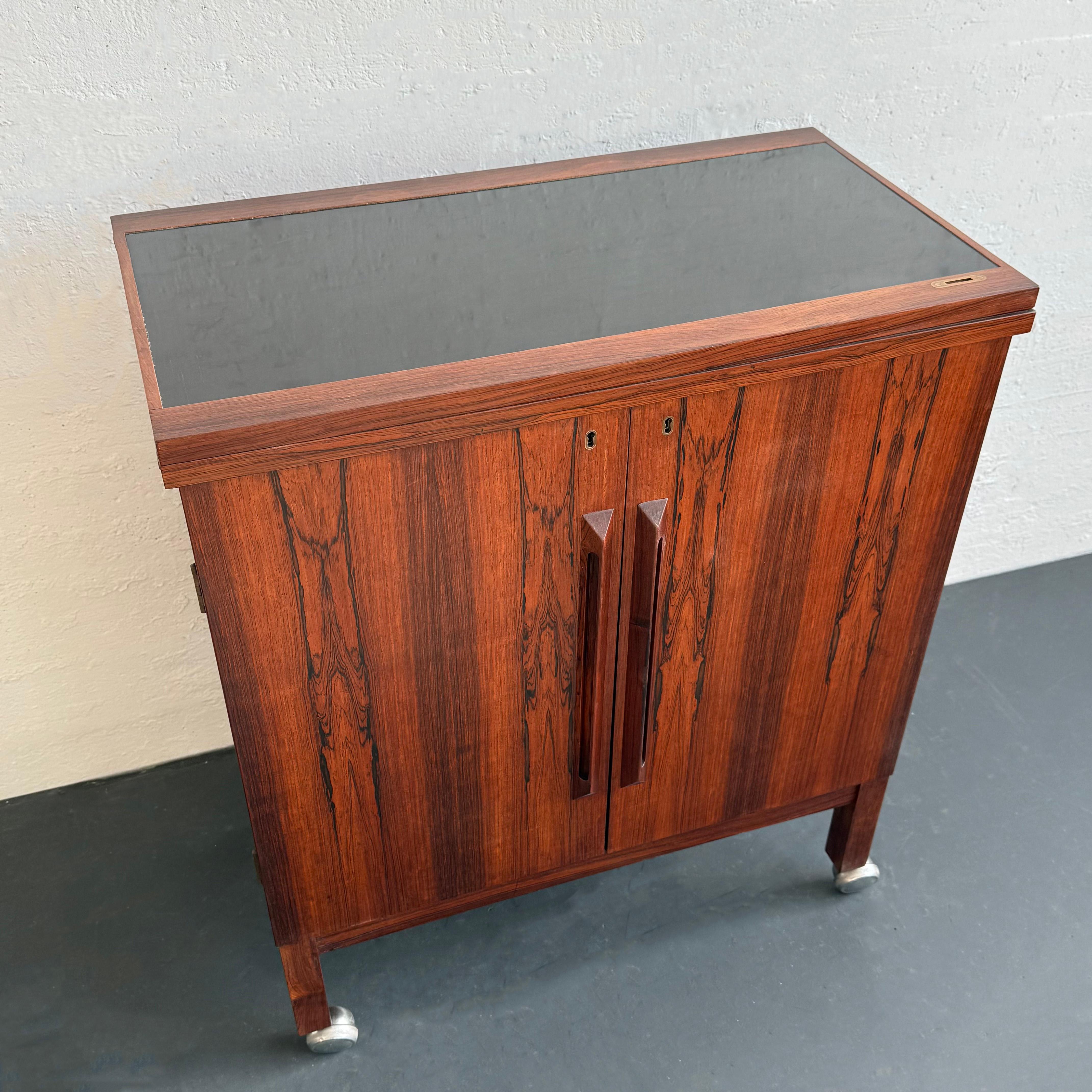 Mueble bar abatible de palisandro por Torbjørn Afdal para Bruksbo, Noruega en venta 4