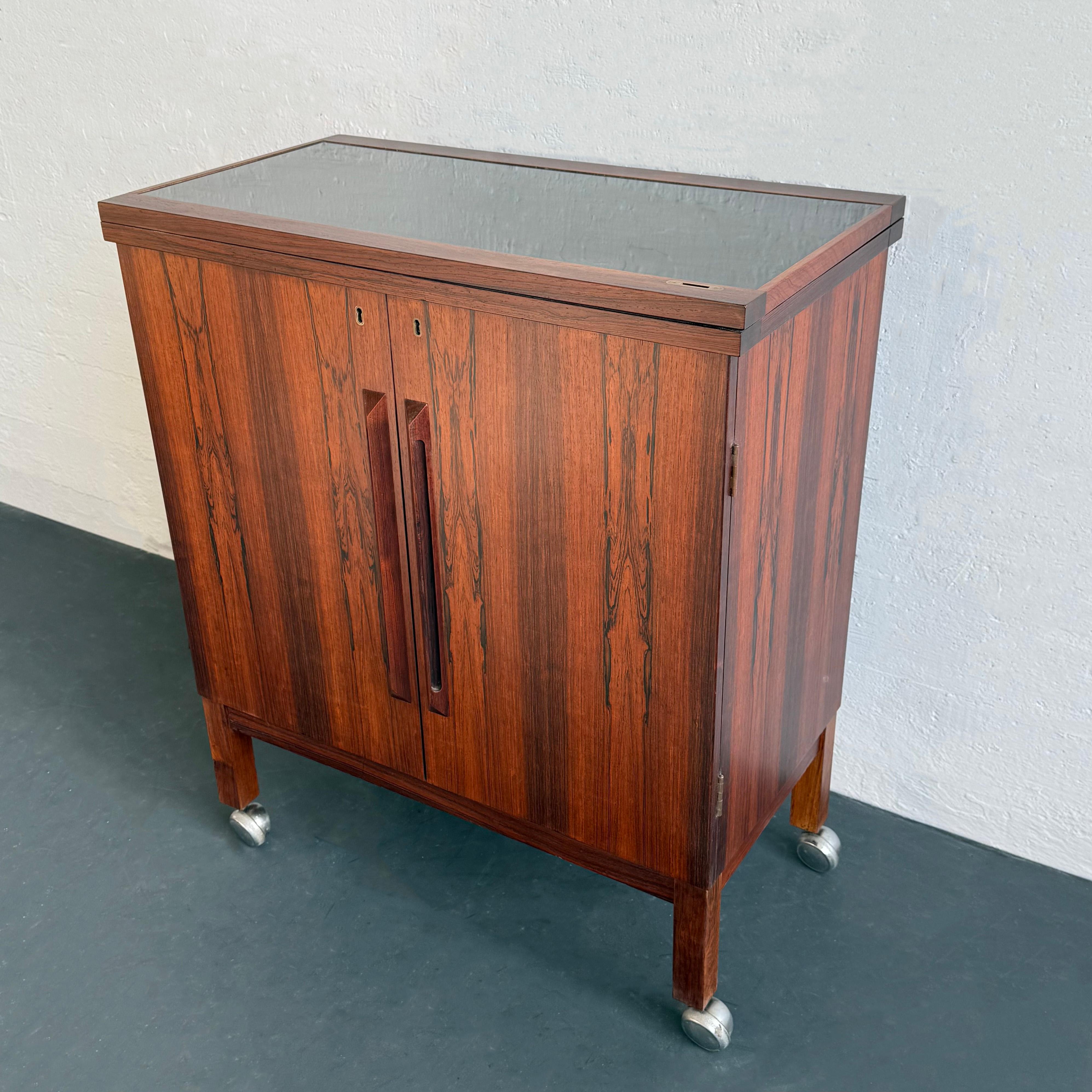 Mueble bar abatible de palisandro por Torbjørn Afdal para Bruksbo, Noruega siglo XX en venta