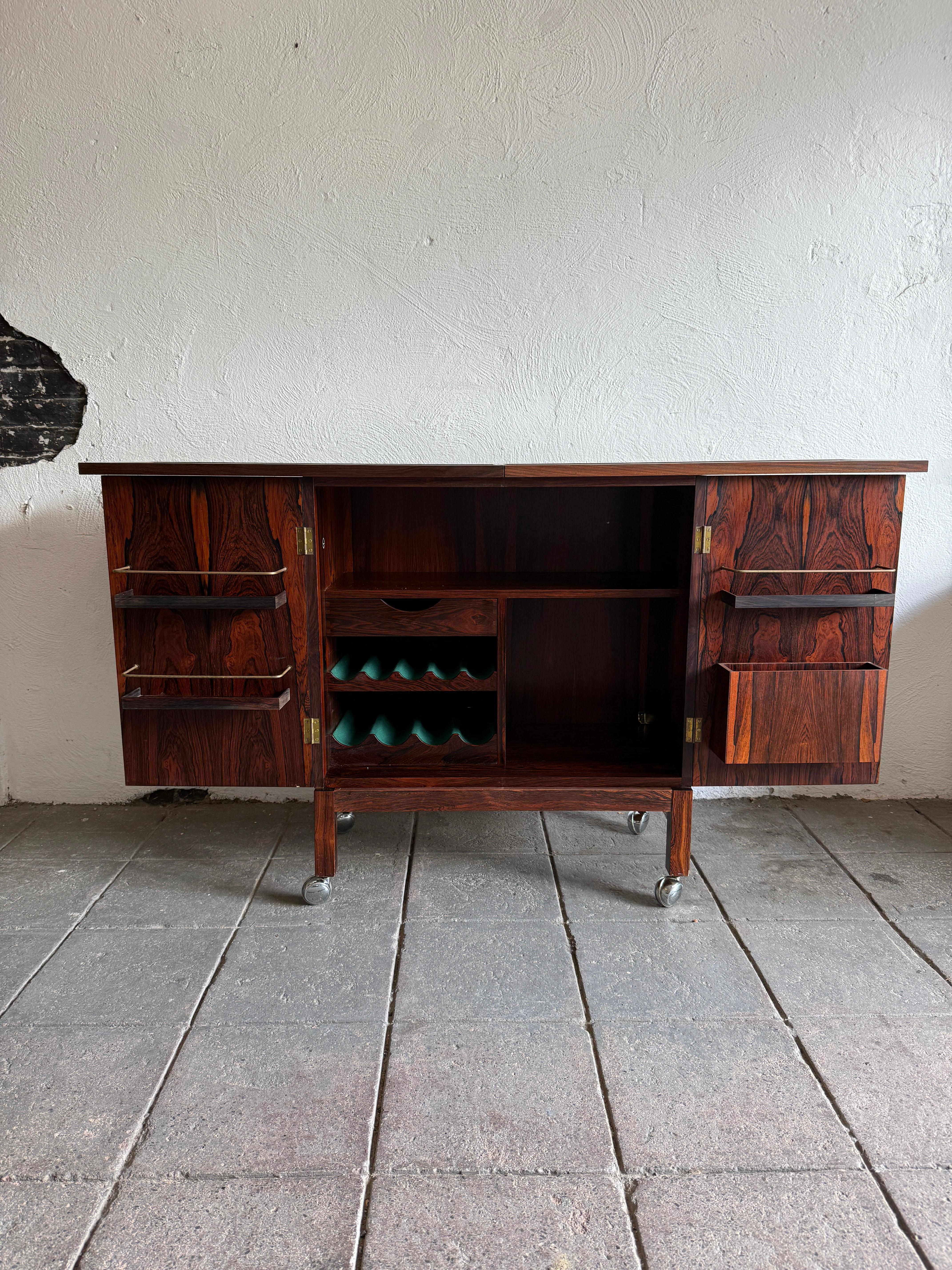 Carrito de bar abatible de palisandro Por Torbjørn Afdal para Bruksbo Noruega Escandinavo moderno en venta