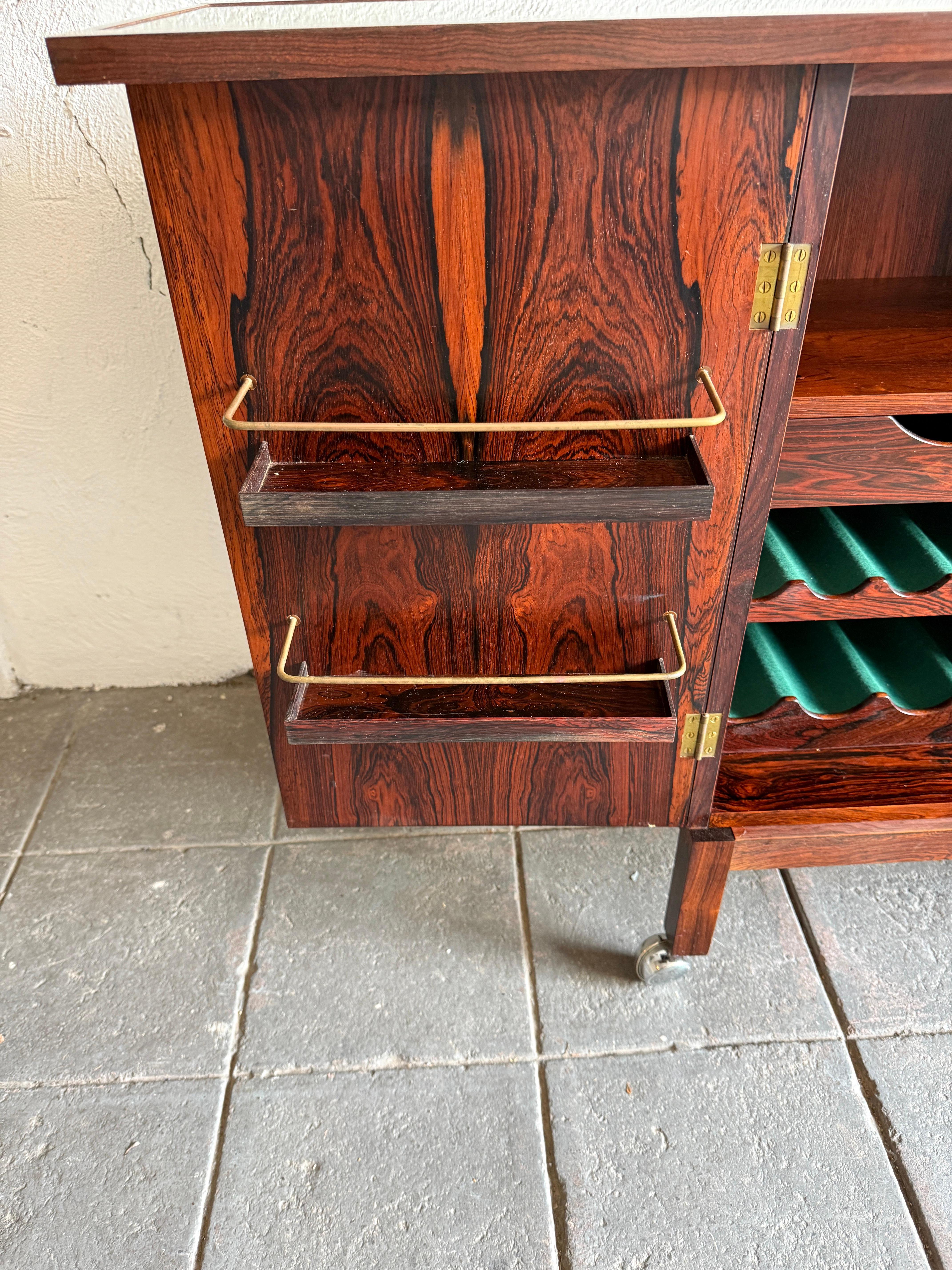 Carrito de bar abatible de palisandro Por Torbjørn Afdal para Bruksbo Noruega mediados del siglo XX en venta