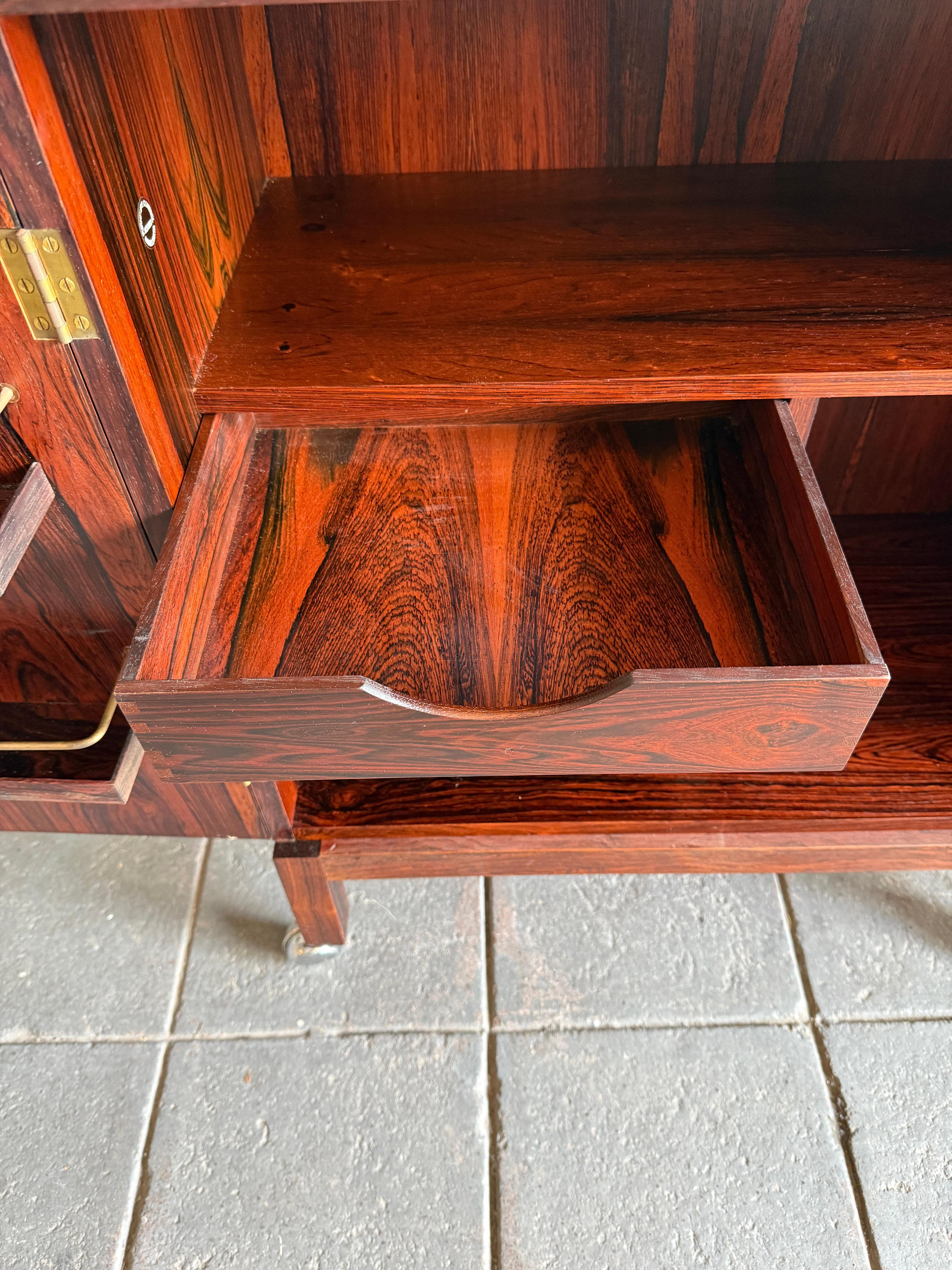 Carrito de bar abatible de palisandro Por Torbjørn Afdal para Bruksbo Noruega Latón en venta