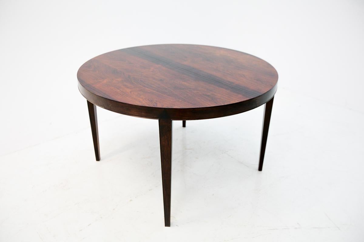 Scandinavian rosewood table designed by Severin Hansnen in circa 1960s.
Very good condition, after rnovation.
Two additional insterts allow to expand the width up to 215cm.