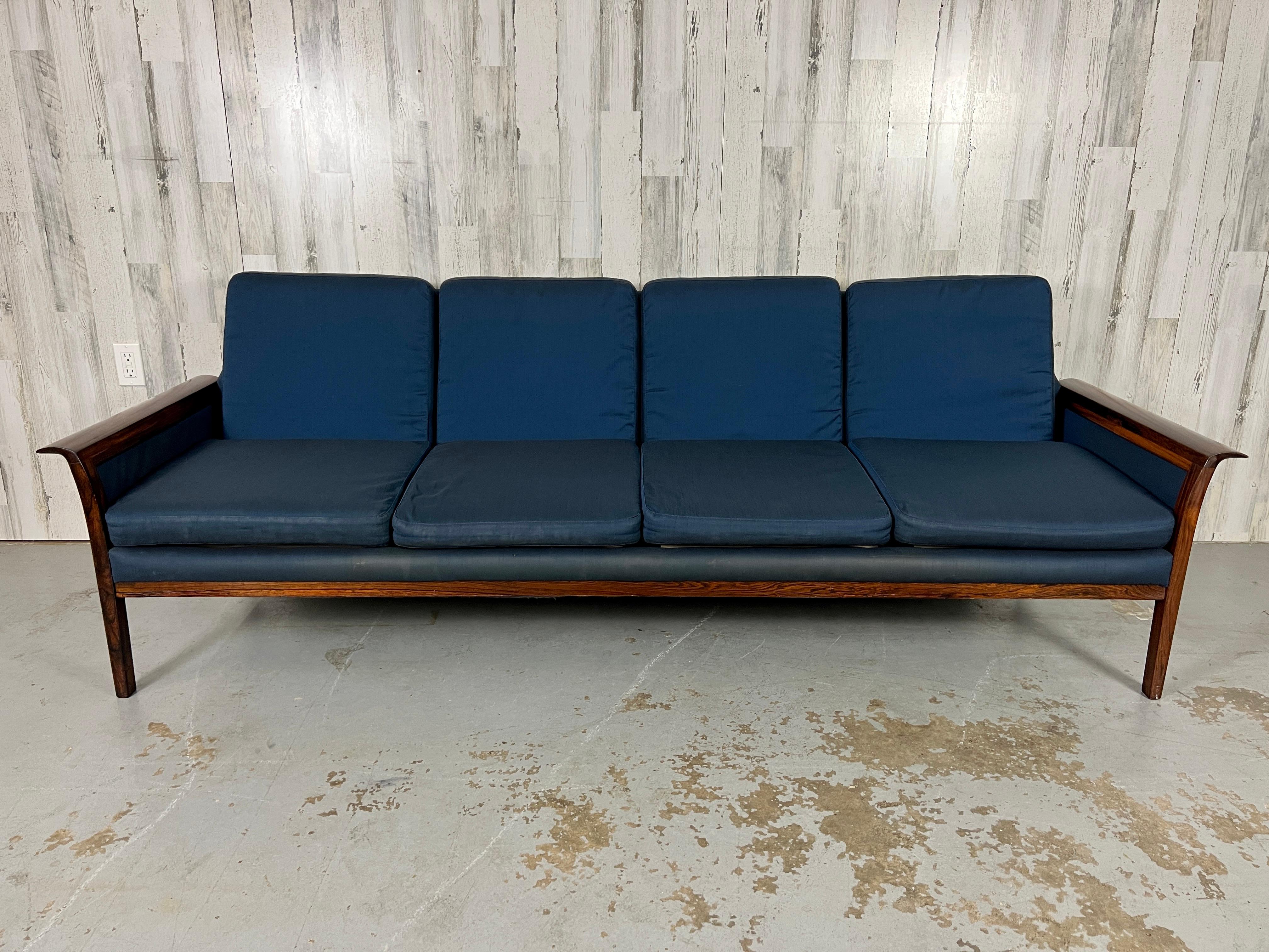 Brasilianisches Palisanderholz Hans Olsen 4-Sitzer Sofa für Vatne Mobler. Die Kissen sind wendbar, eine Seite ist gemustert, die andere einfarbig. Bitte siehe Bilder.